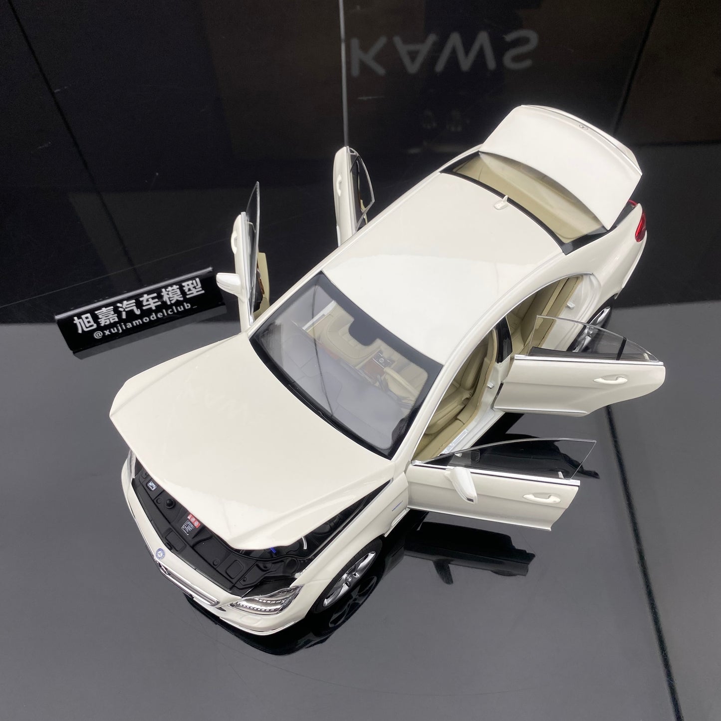 NOREV 1/18 Mercedes-Benz CLS Coupe 2011 Alloy Fully Open White Simulation Car Model Ornament