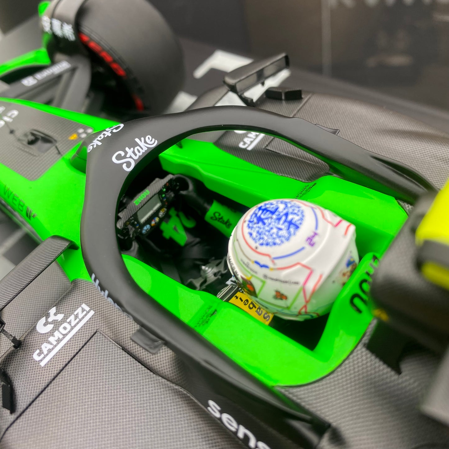 MINICHAMPS 1/12 STAKE F1 TEAMKICK SAUBER C44 Zhou Guanyu 2024 with stop sign black and green paint simulation car model