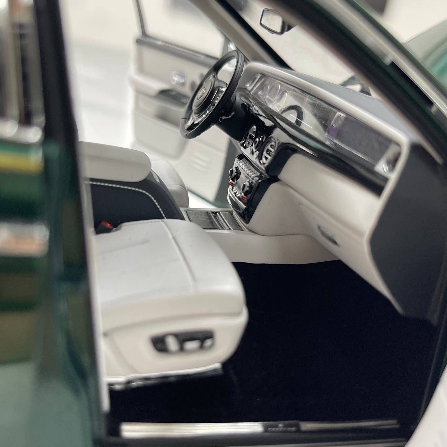 ZP 1/18 Rolls-Royce Phantom VIII (Gold Badge/Luggage Set Edition) – Peninsula Green (ZP117)