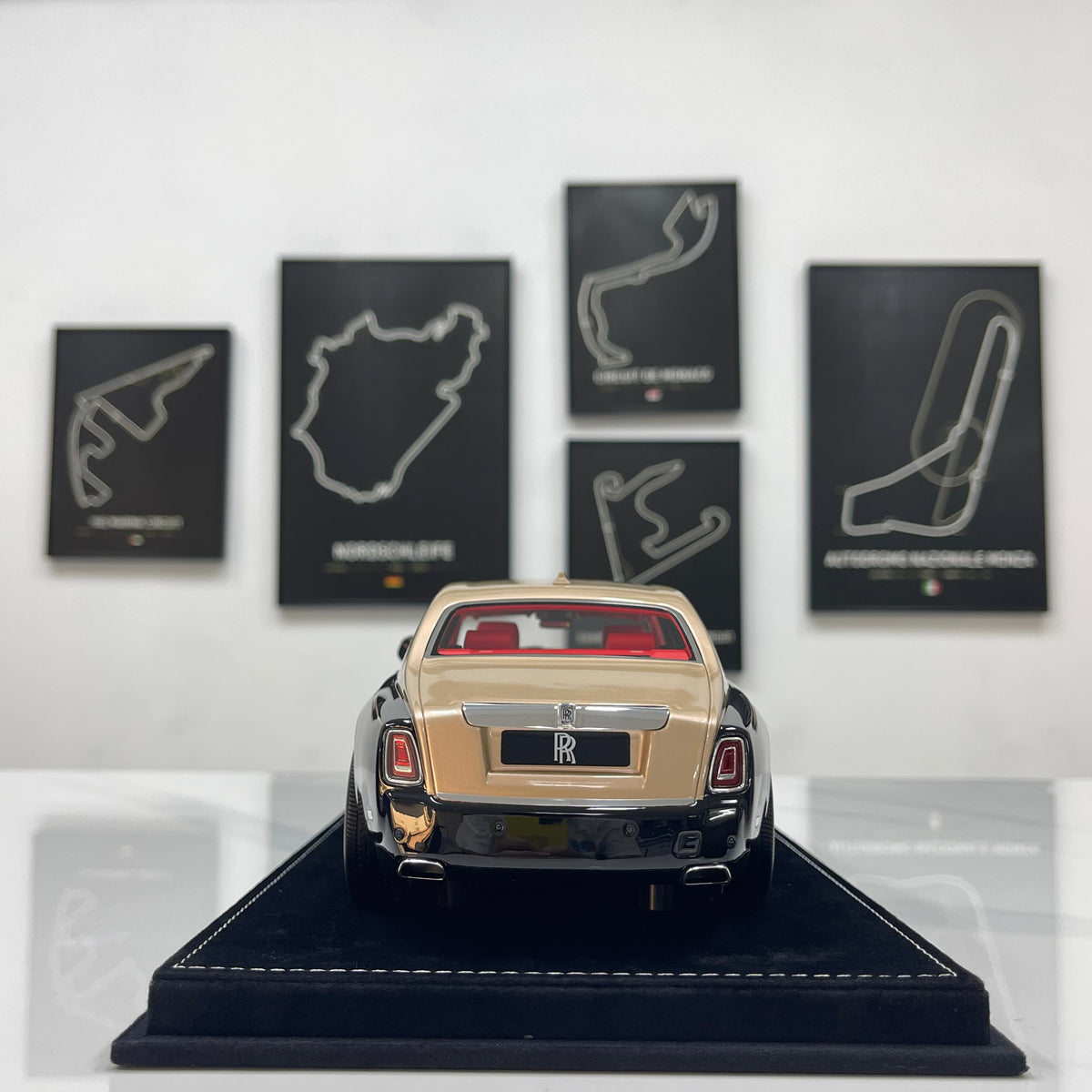 HH Model 1/18 Rolls-Royce Phantom Series II – Diamond Black/Champagne Gold (HH736)
