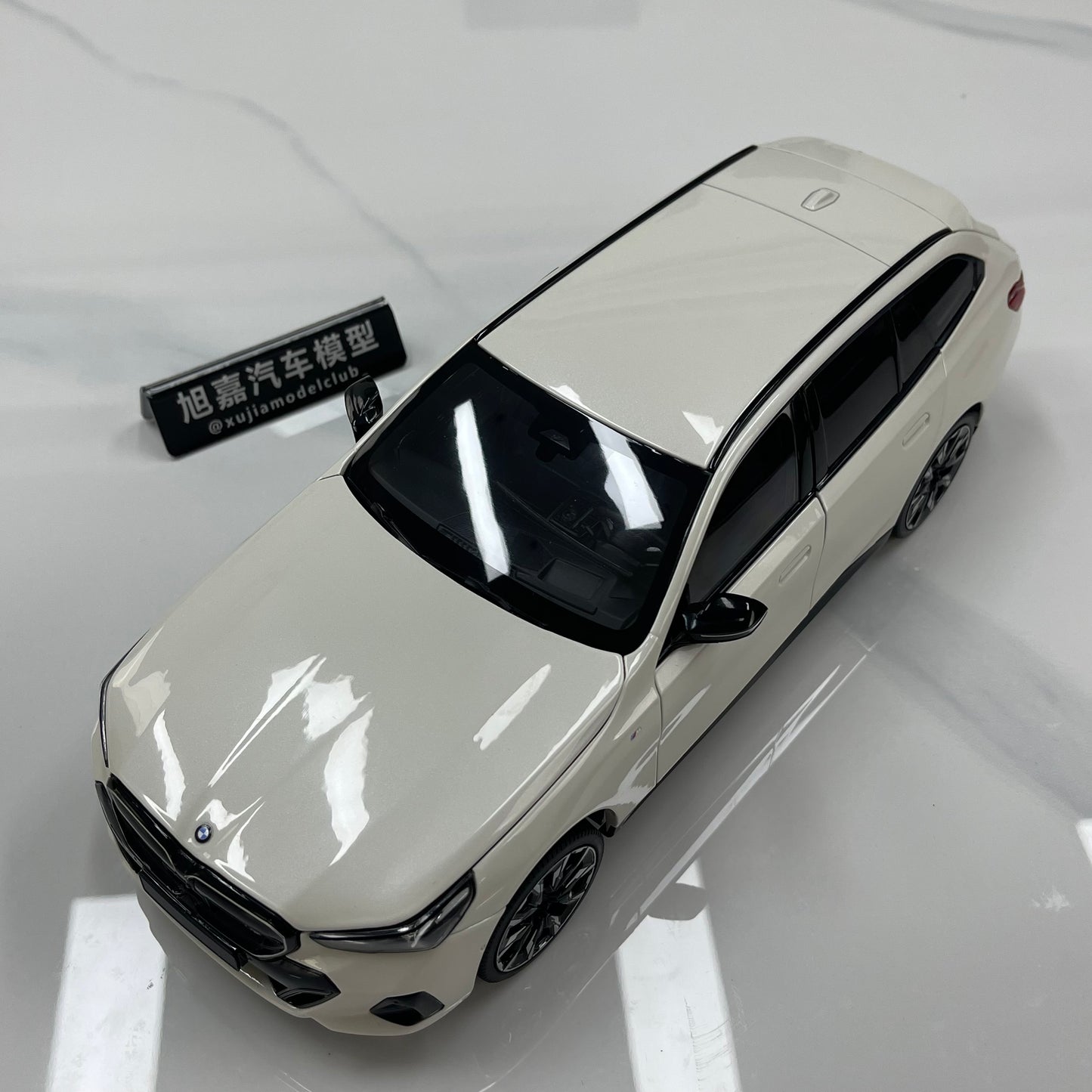 MINICHAMPS 1/18 BMW i5 M60 Touring 2024 Metallic White 110023601