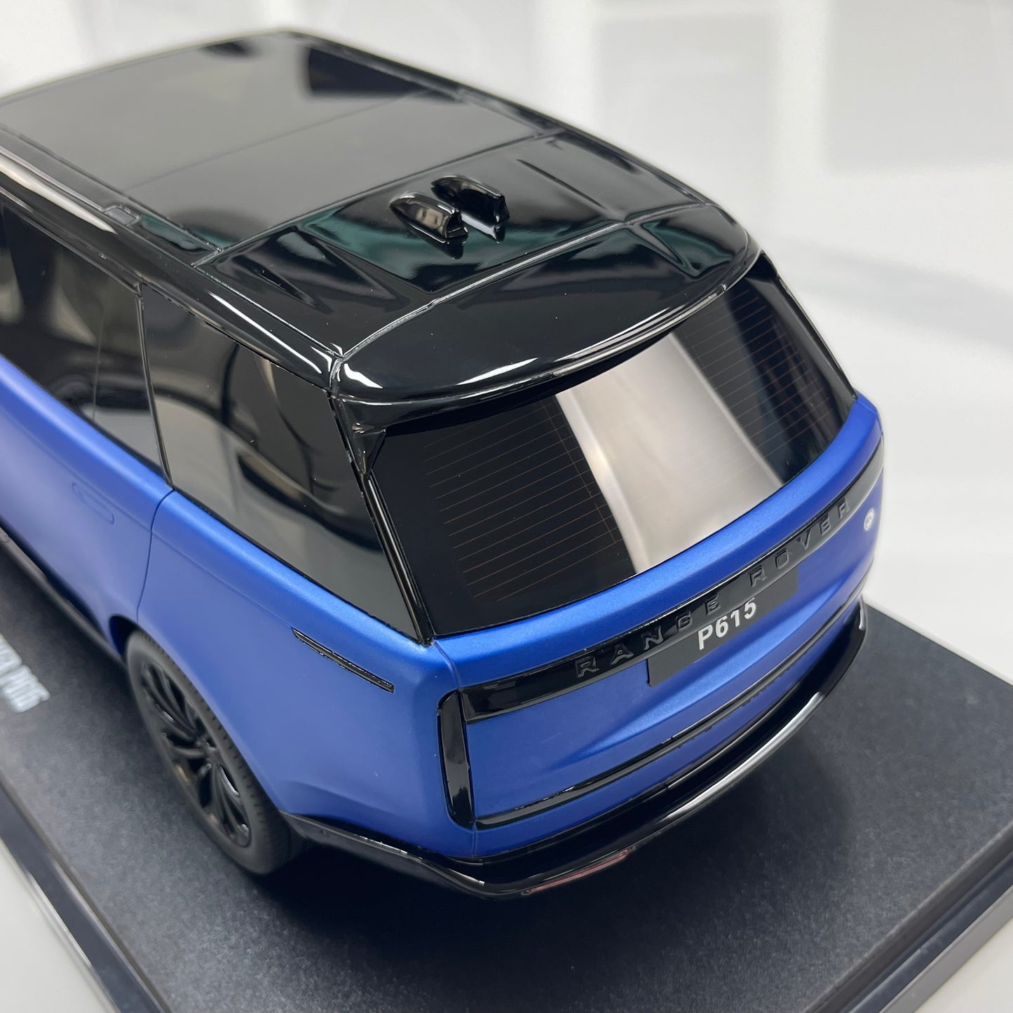 GT Spirit 1/18 Land Rover Range Rover P615 SV Blue GT540