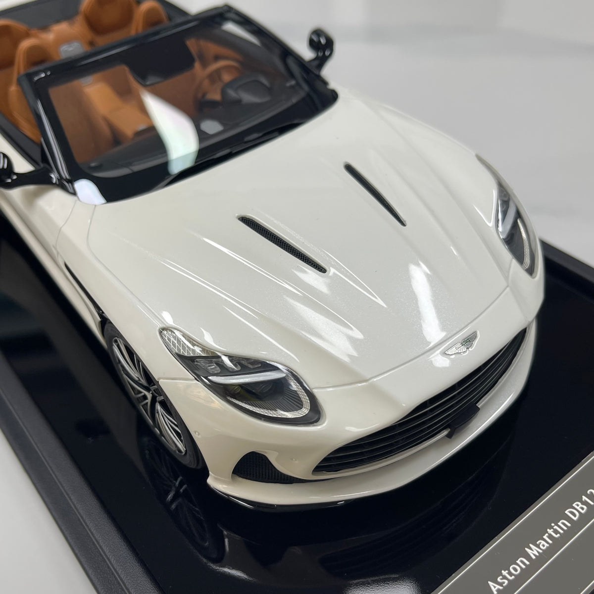 MOTORHELIX 1/18 Aston Martin DB12 Volante (Convertible) - Moonlight White - MH395