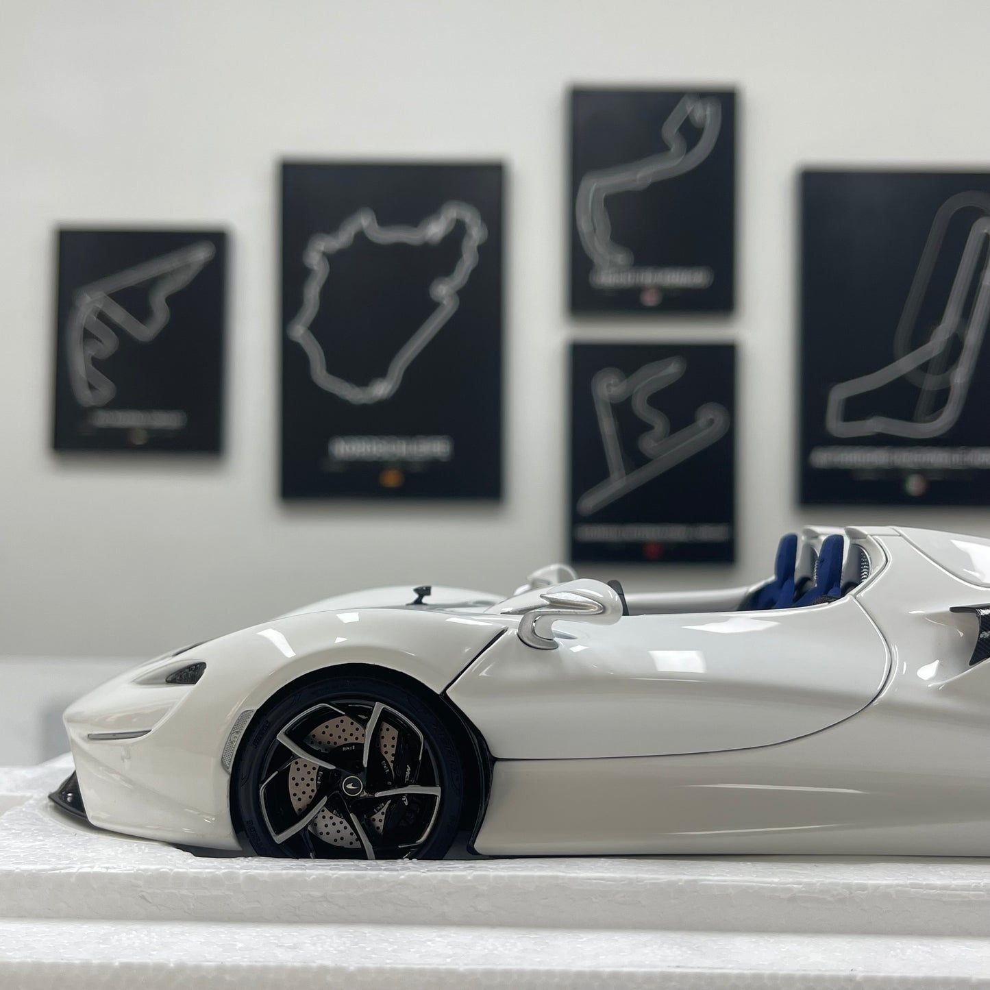 LCD 1/18 McLaren Elva Die-cast Model – Pearlescent White with Blue Interior (LCD18015-WH)