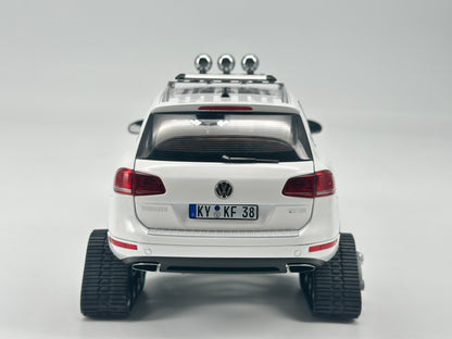 Kyosho 1/18 Volkswagen Touareg Snowmobile Alloy Simulation Model Car Ornaments Birthday Gift