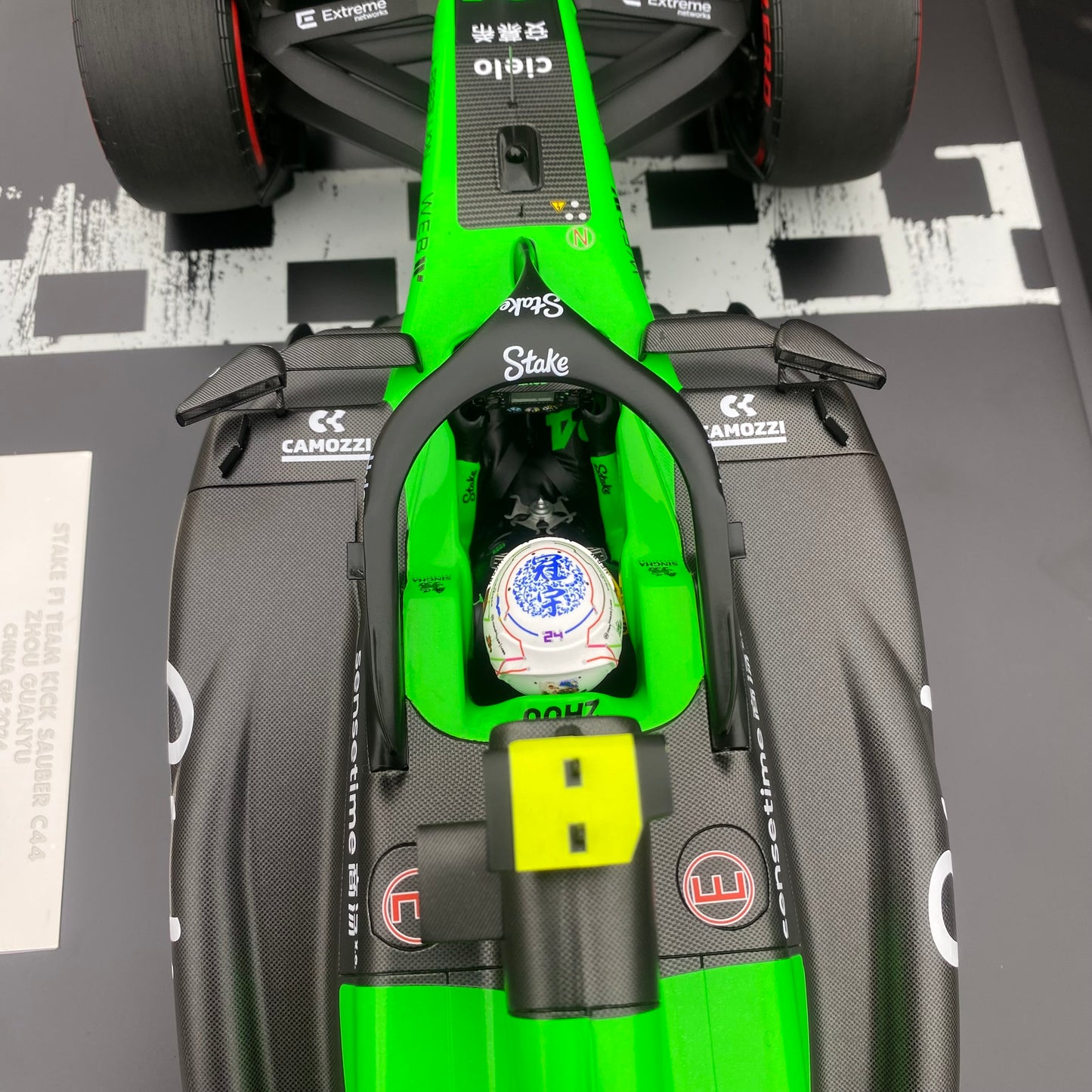 MINICHAMPS 1/12 STAKE F1 TEAMKICK SAUBER C44 Zhou Guanyu 2024 with stop sign black and green paint simulation car model