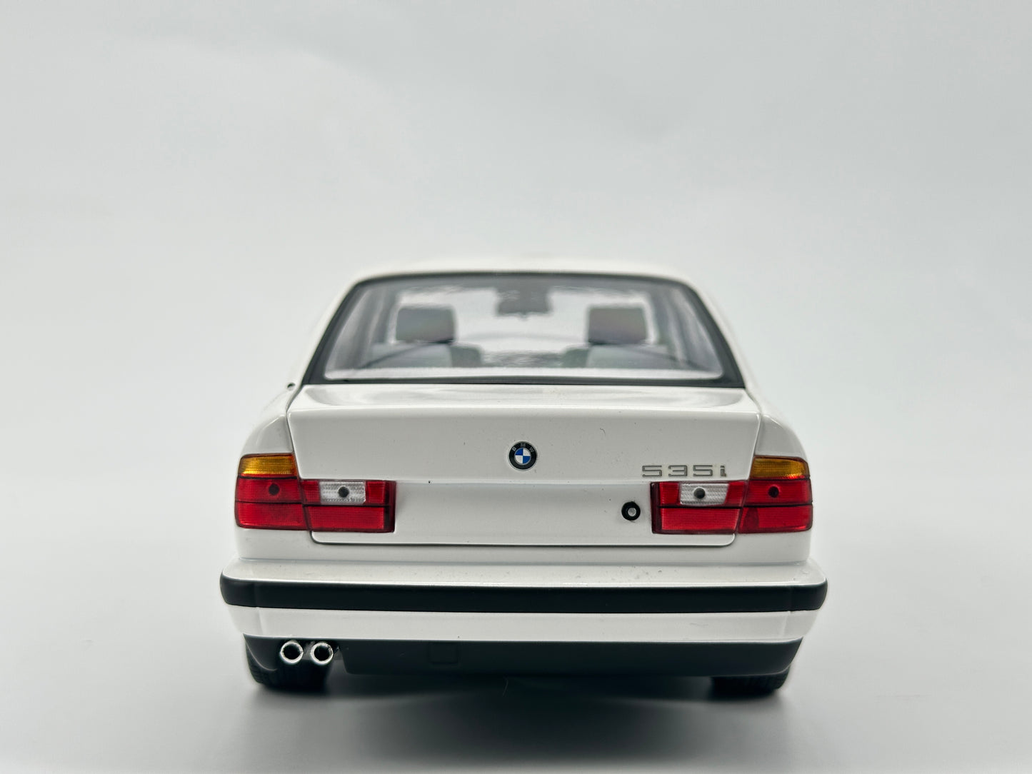 MINICHAMPS 1/18 BMW 535I e34 1988 White Alloy Simulation Model Car