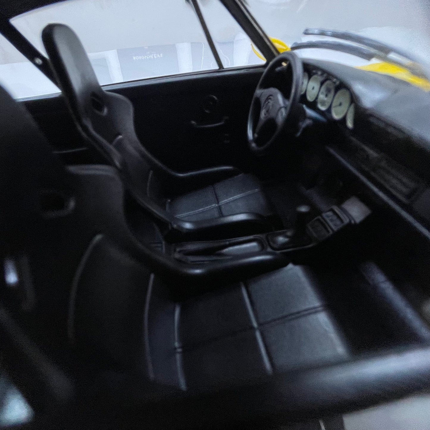 MINICHAMPS 1/18 Porsche 911 RS (993) - 1994 Yellow 155061120
