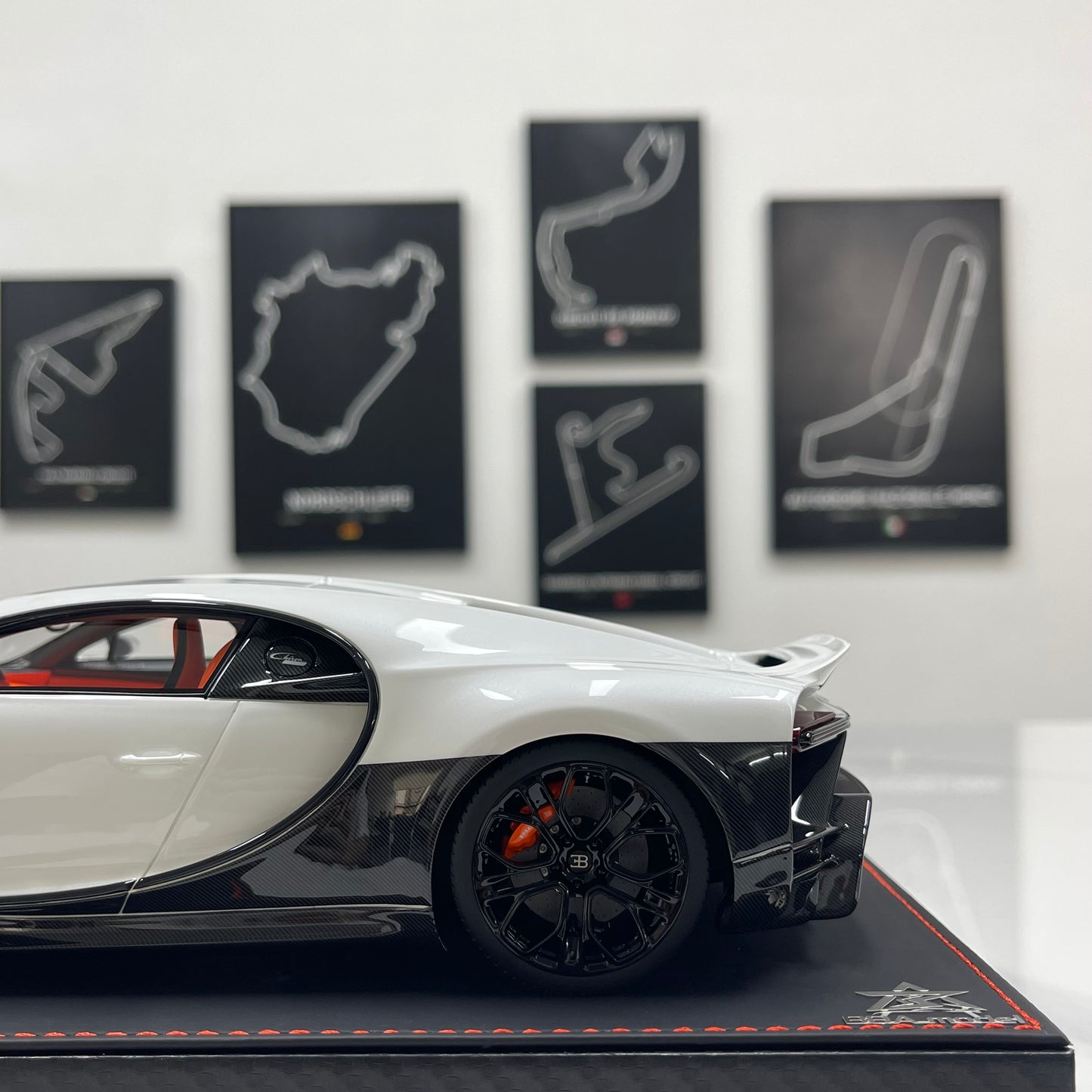 BBA MODEL 1/18 Bugatti Chiron Profilée – Black & White Panda