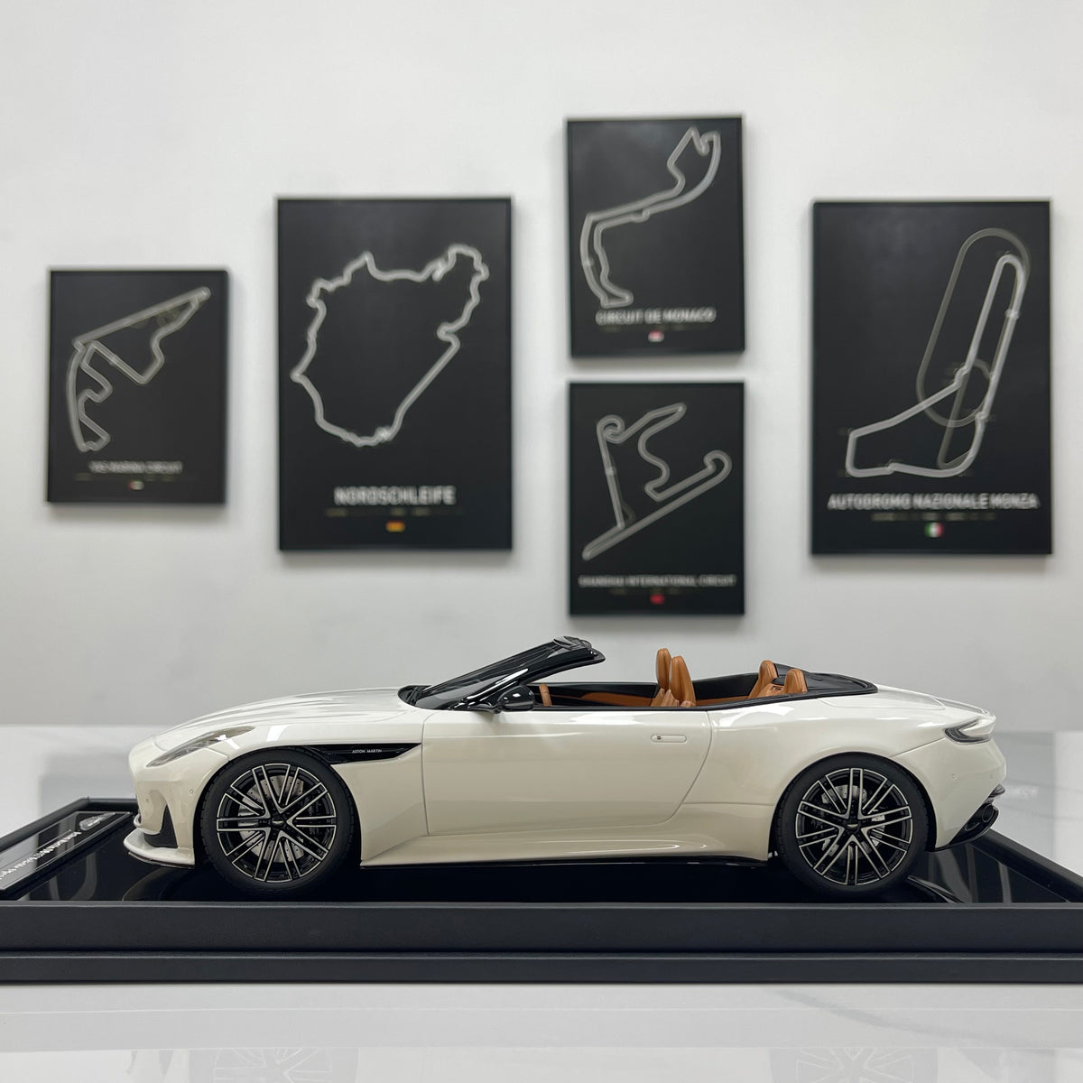 MOTORHELIX 1/18 Aston Martin DB12 Volante (Convertible) - Moonlight White - MH395
