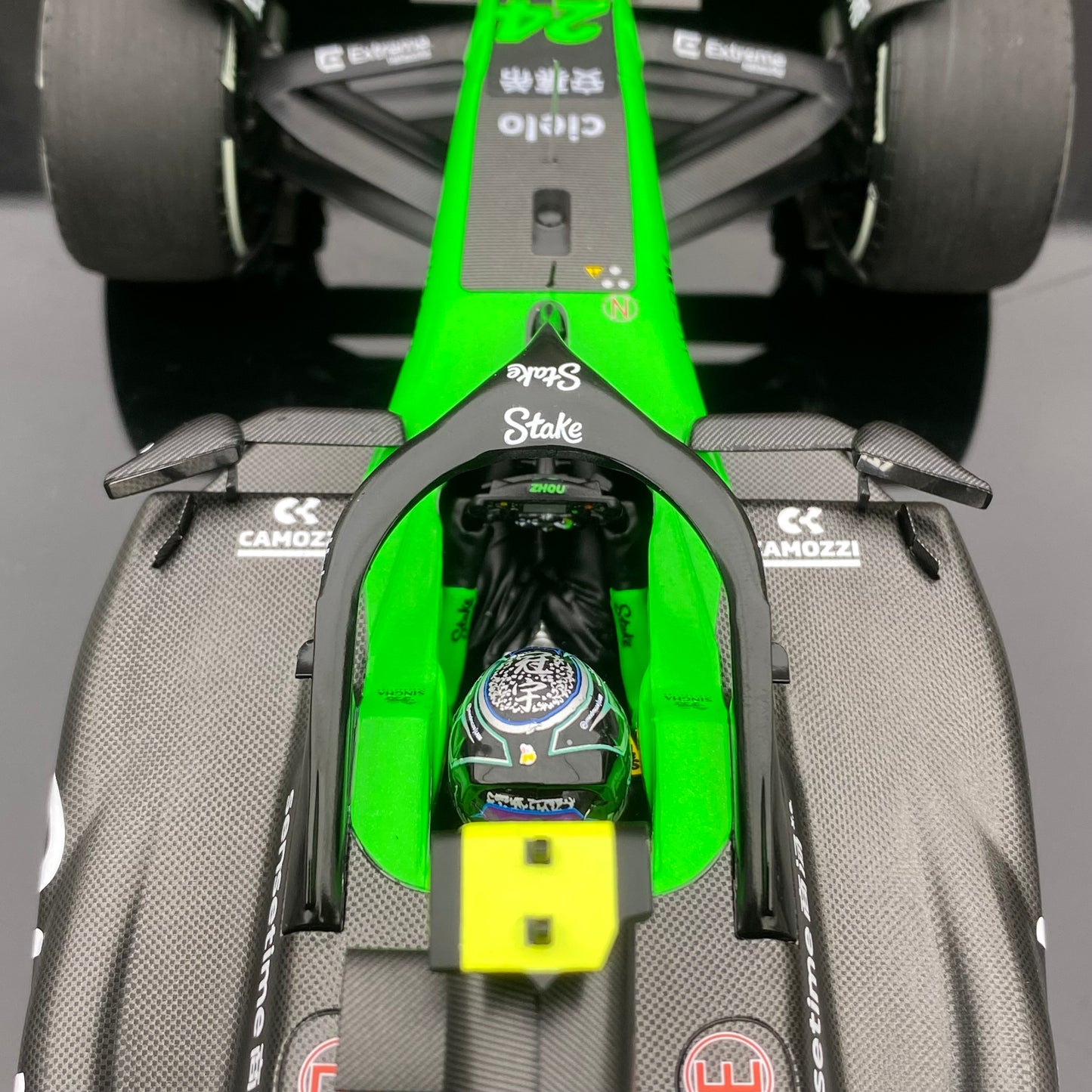 Minichamps 1/18 STAKE F1 TEAM KICK SAUBERC44-ZHOU GUANYU-2024 Precio 1579 117240124