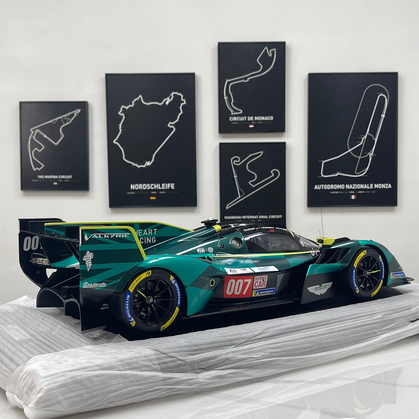 Spark 1/8 Aston Martin VALKYRIE NO.007 Black and Green Livery 08S003