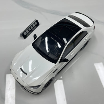 NZG 1/18 Mercedes-AMG C63 S E-Performance, Gloss White (111200040)