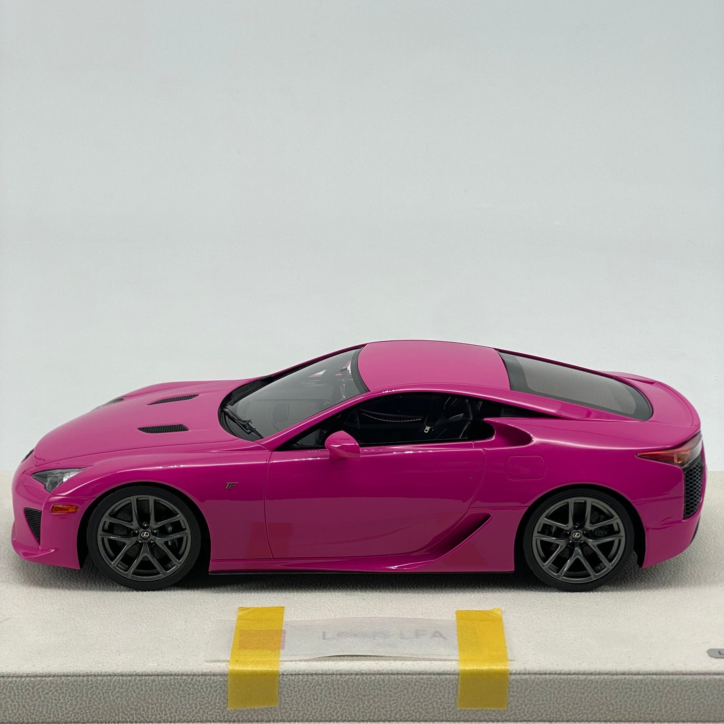 MAKEUP 1/18 Lexus LFA resin simulation car model birthday gift ornaments