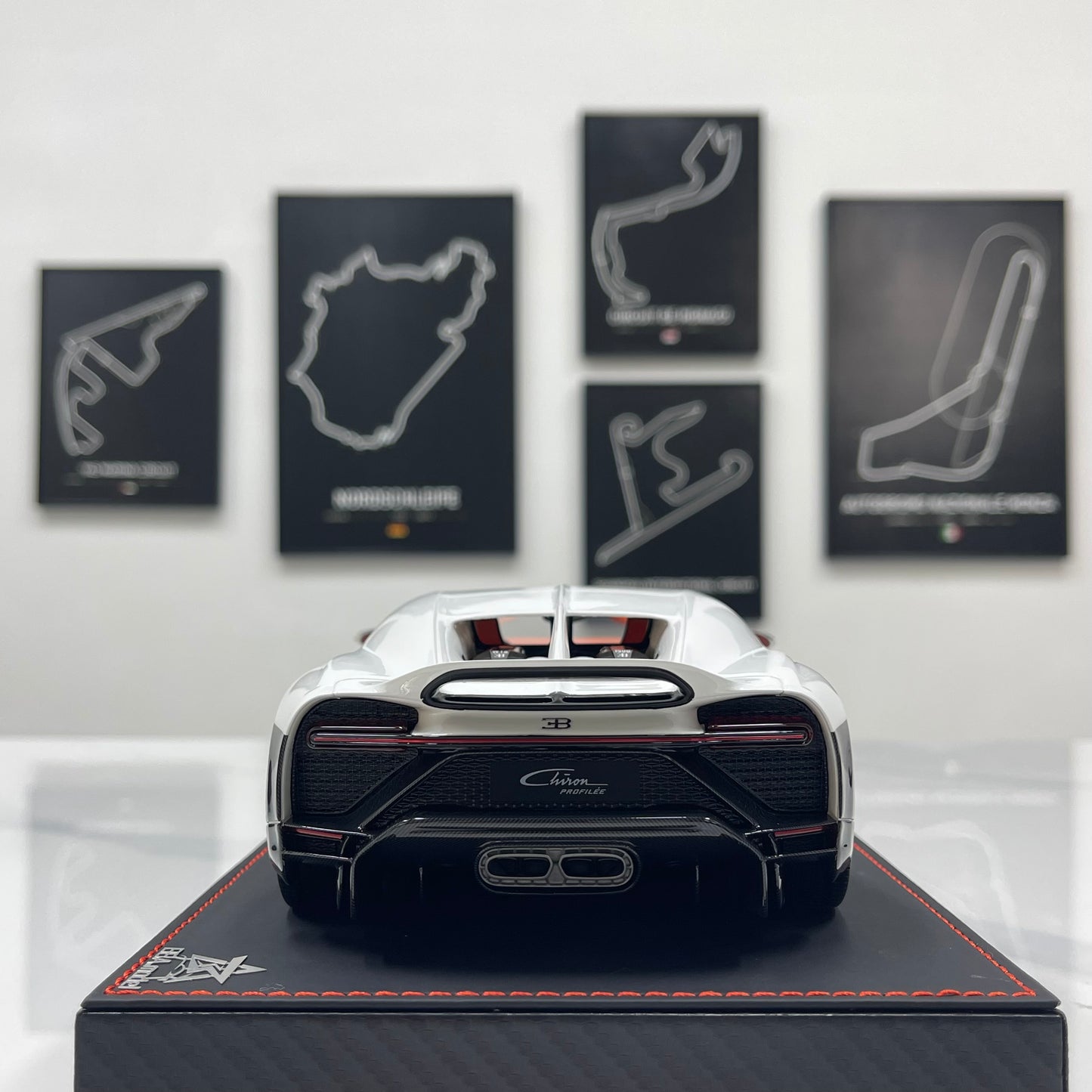 BBA MODEL 1/18 Bugatti Chiron Profilée – Black & White Panda