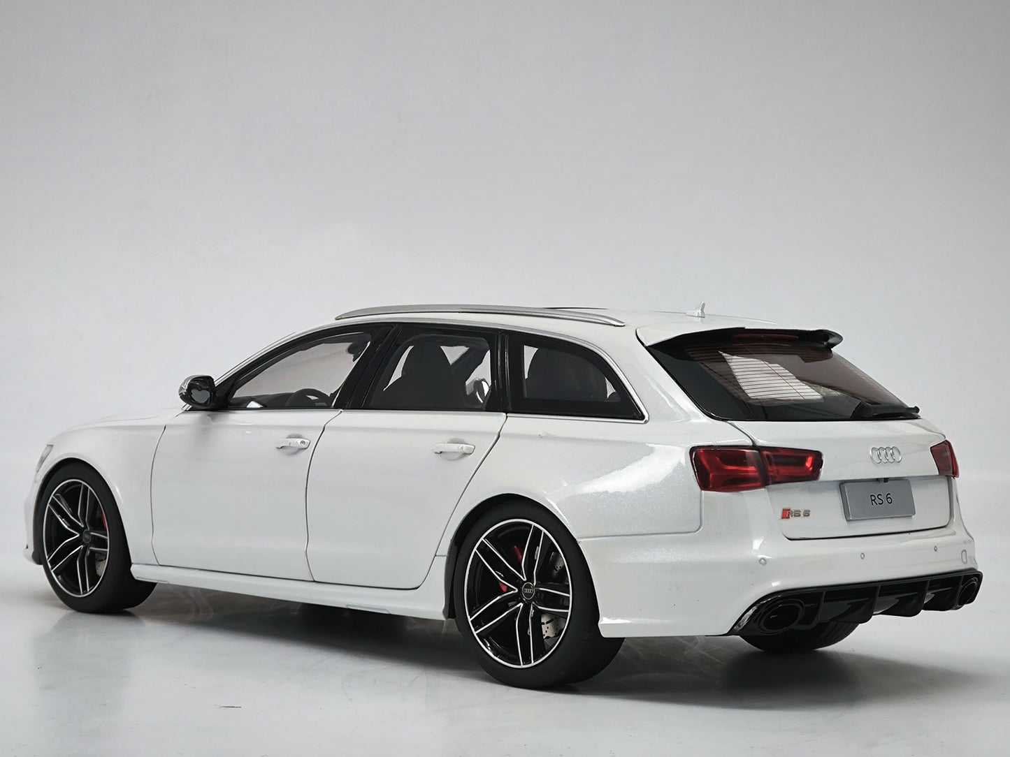 Well 1/18 Audi RS6 C7 White Alloy Simulation Car Model Ornaments Birthday Gift