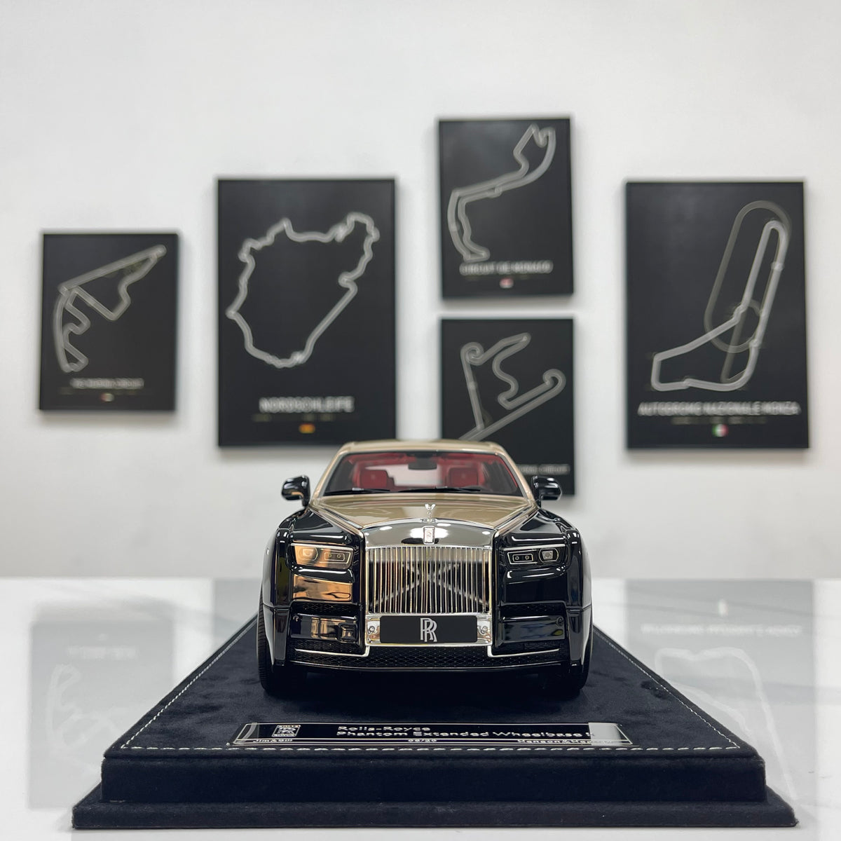 HH Model 1/18 Rolls-Royce Phantom Series II – Diamond Black/Champagne Gold (HH736)