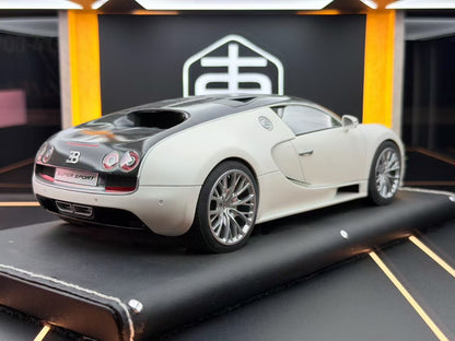 MR 1:18 Bugatti Veyron SS Panda Colorway DDJ016 
Condition: Average