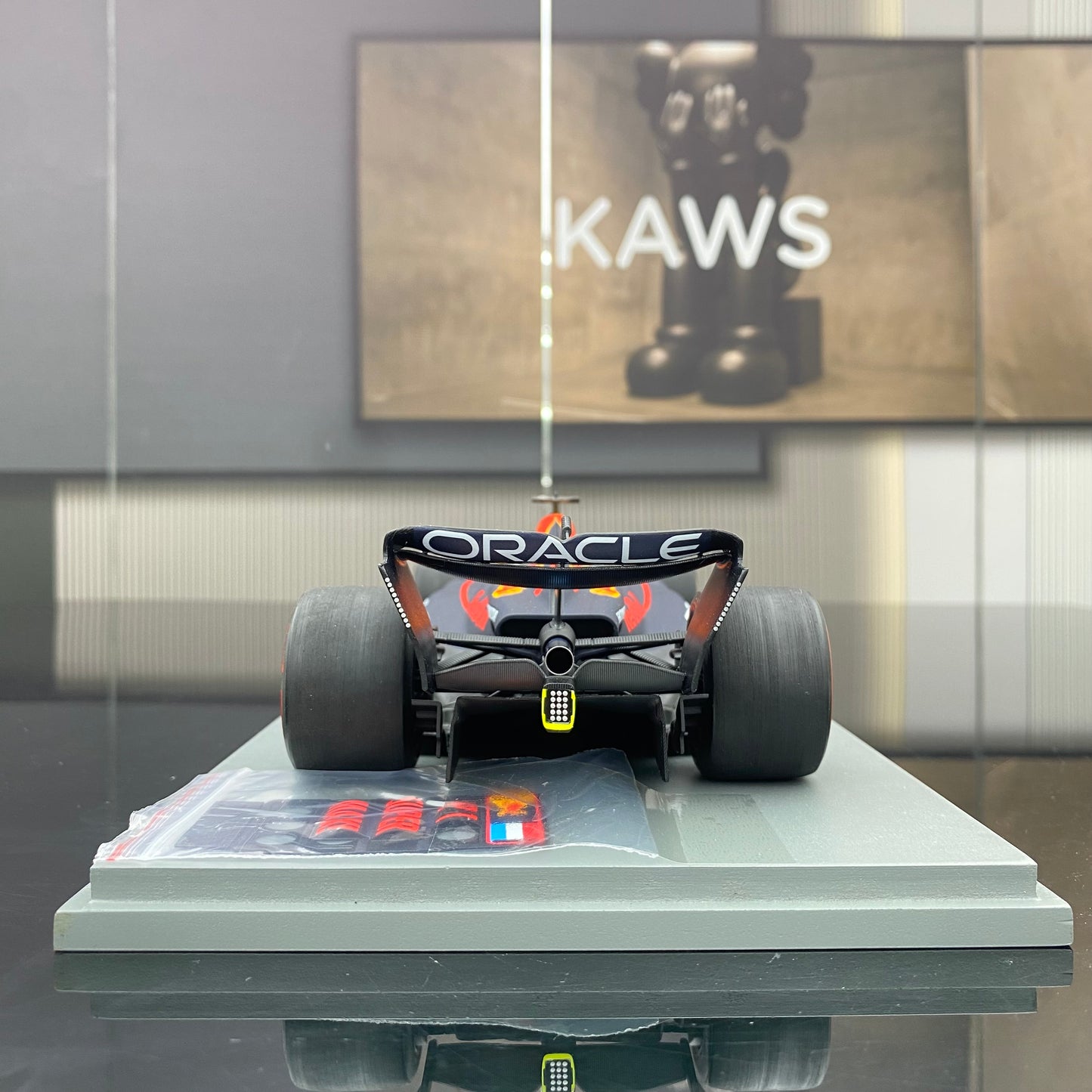 SPARK 1/18 Oracle F1 Team RB19 2023 British Grand Prix Victory No. 1 Verstappen Red Bull Limited Edition Simulation Car Model