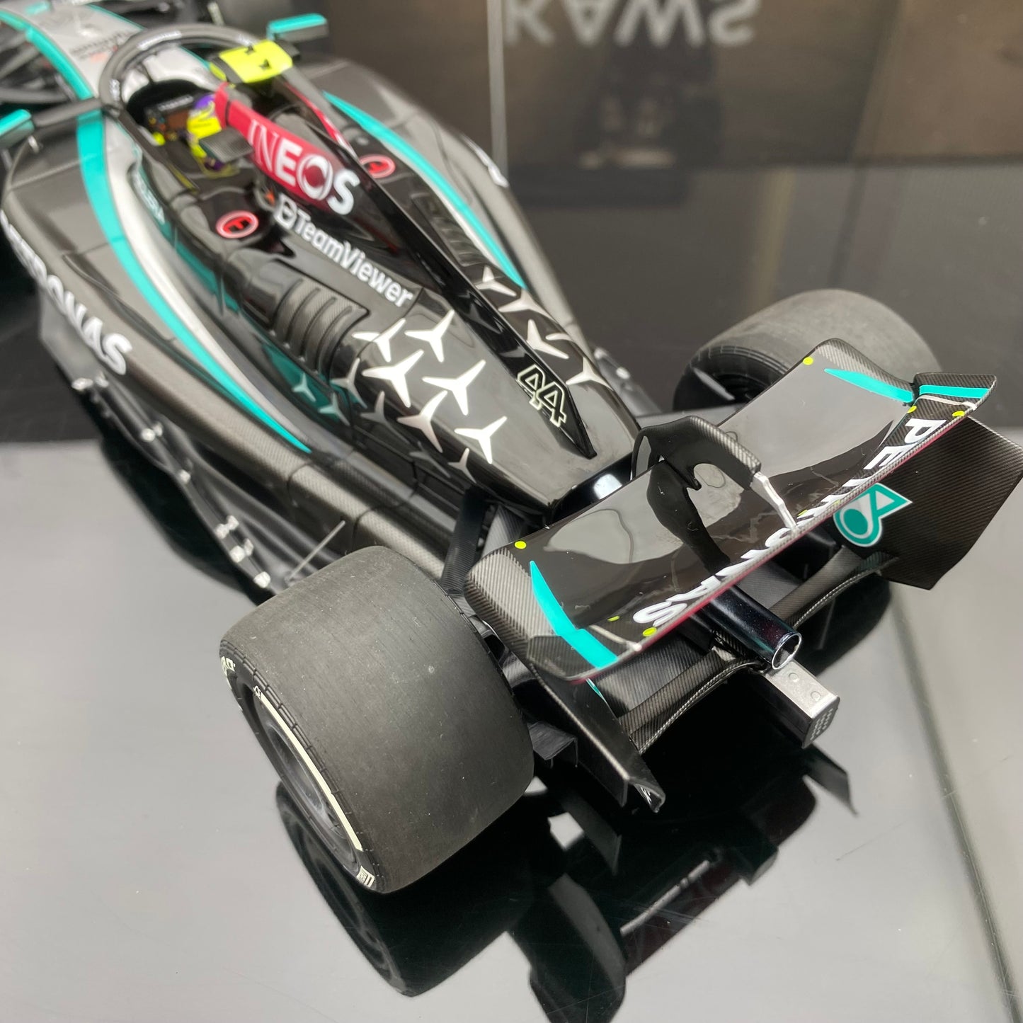 minichamps 1/18 MERCEDES MERCEDES AMG PETRONAS EQUIPO DE FÓRMULA UNO F1 W15