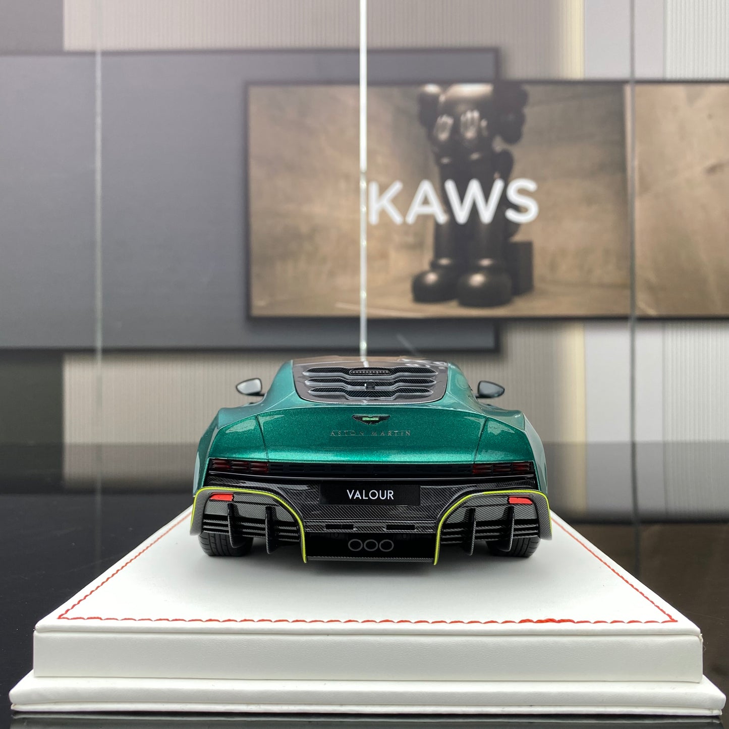 RUNNER 1/18 Aston Martin Valour Simulation Car Model Collection