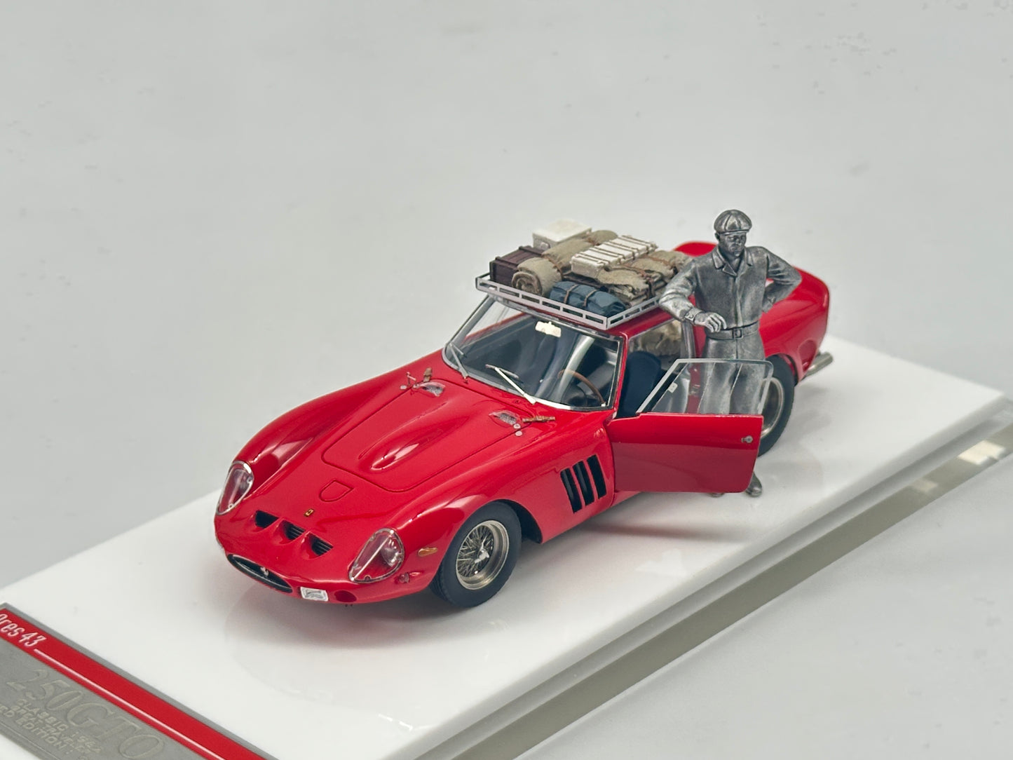 SCM 1/43 Ferrari 250GTO Open Door With Figure Red Simulation Car Model