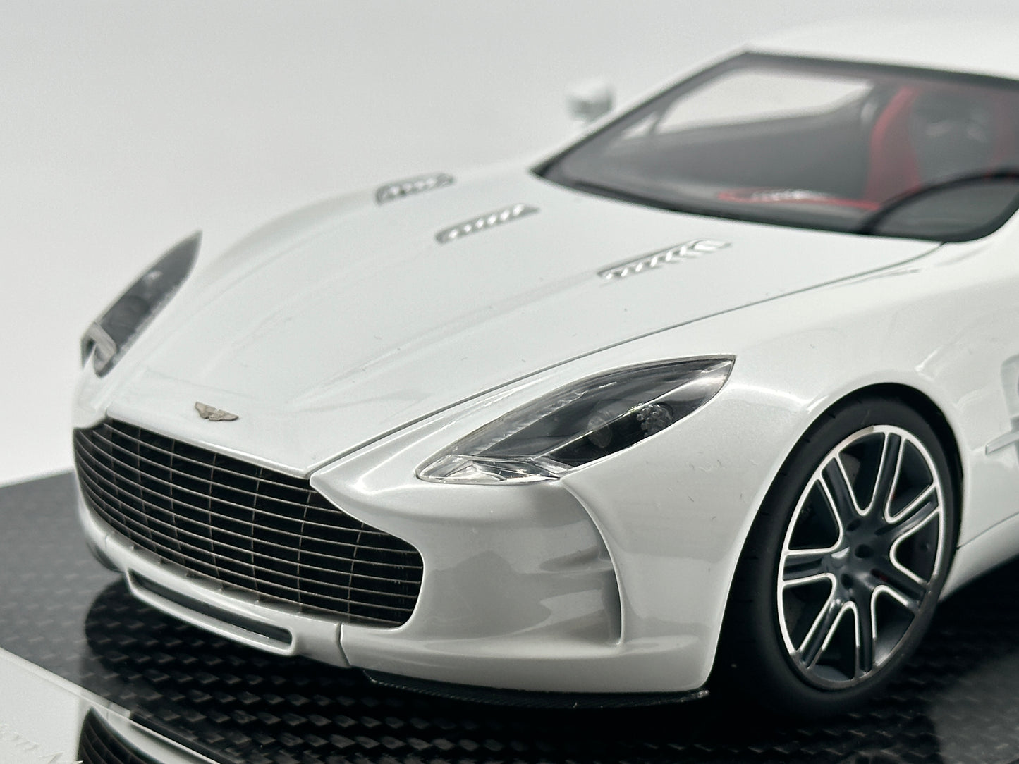 FRONTIART 1/18 Aston Martin ONE-77 Resin Fully Open Pearl White Limited Edition Car Model Ornaments
