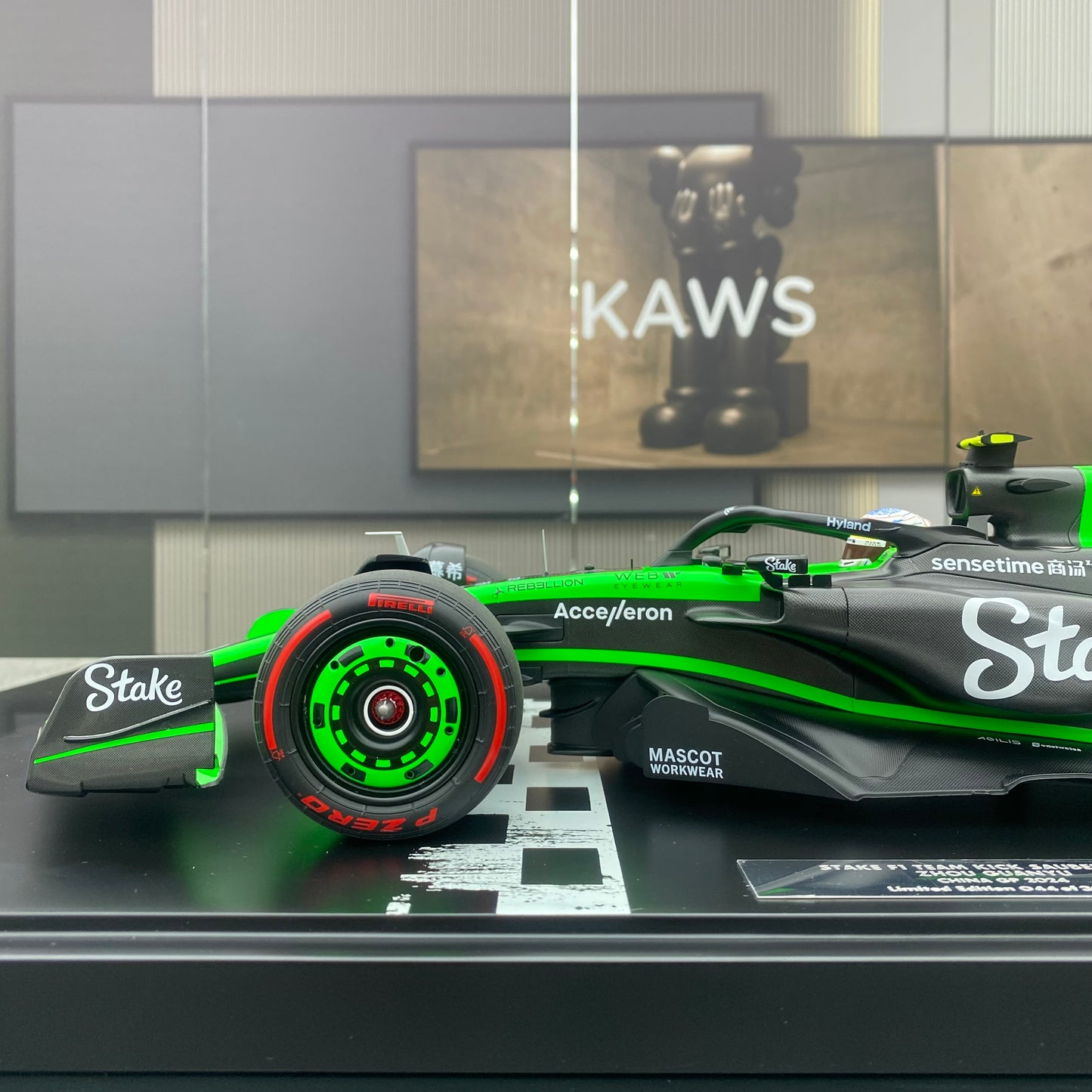 MINICHAMPS 1/12 STAKE F1 TEAMKICK SAUBER C44 Zhou Guanyu 2024 with stop sign black and green paint simulation car model