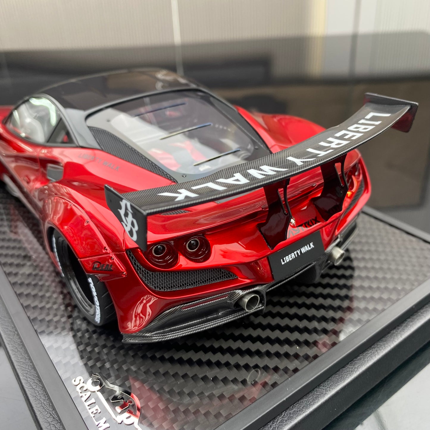 VIP 1/18 Ferrari F8 wide-body modified version simulation car model ornament gift