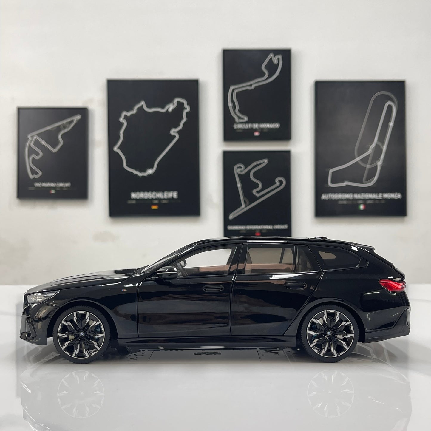 MINICHAMPS 1/18 BMW i5 M60 Touring 2024 Metallic Black 110023602