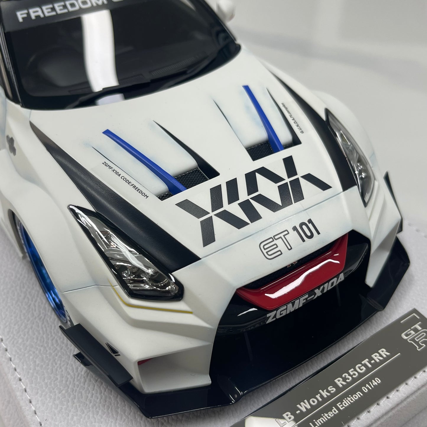 BBA MODEL 1/18 Nissan GTR 35GT-RR Gundam-themed Limited Edition Model Car