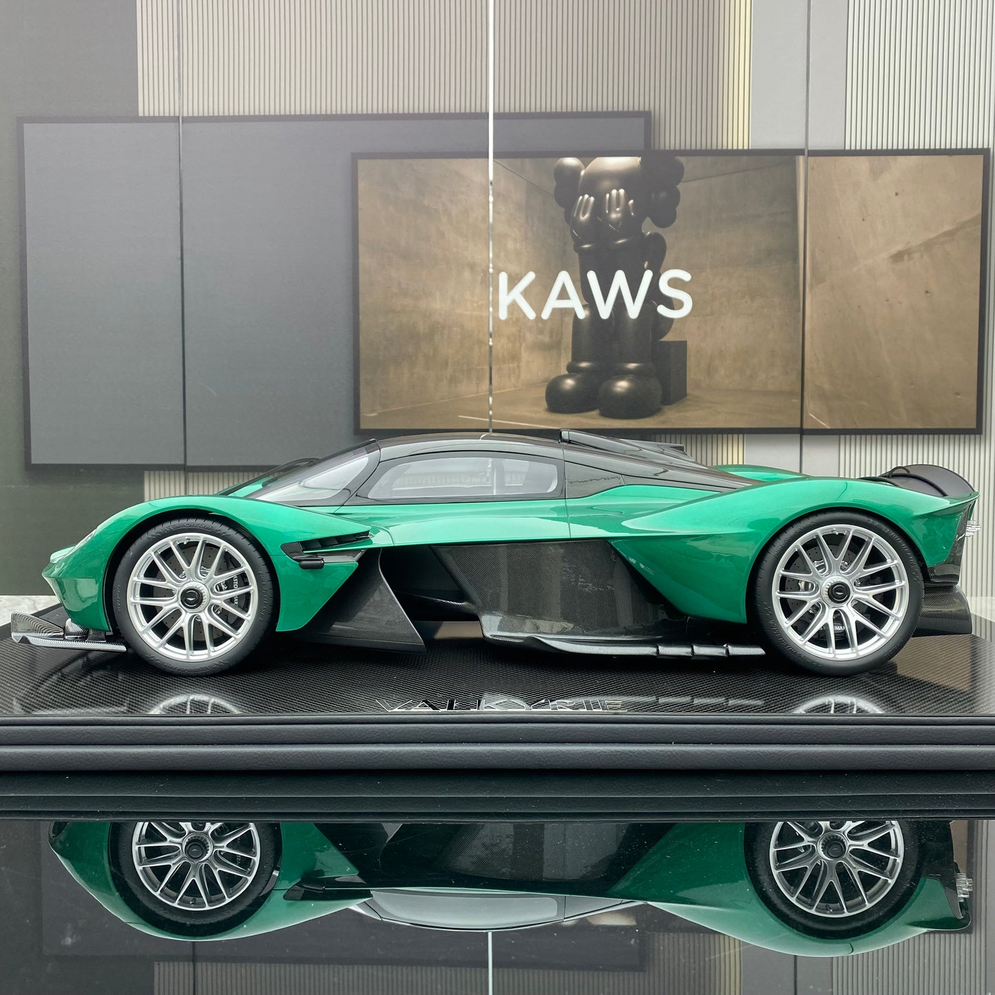 FRONTIART 1/8 Aston Martin Valkyire British Green FA Limited Edition Model