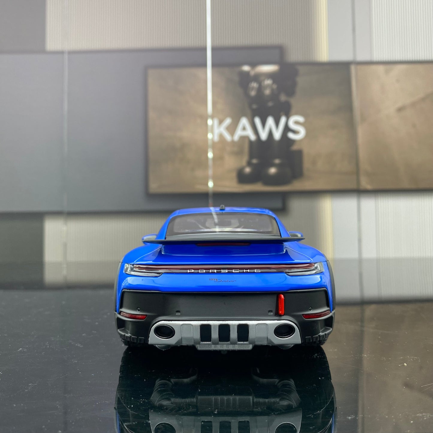 minichamps 1/18 Porsche 911 DAKAR BLUE WITH ROOF RACK alloy car model