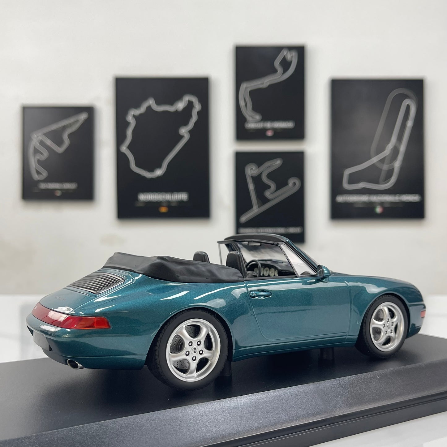 MINICHAMPS 1/18 Porsche 911 (993) Cabriolet – Metallic Green (155061132)