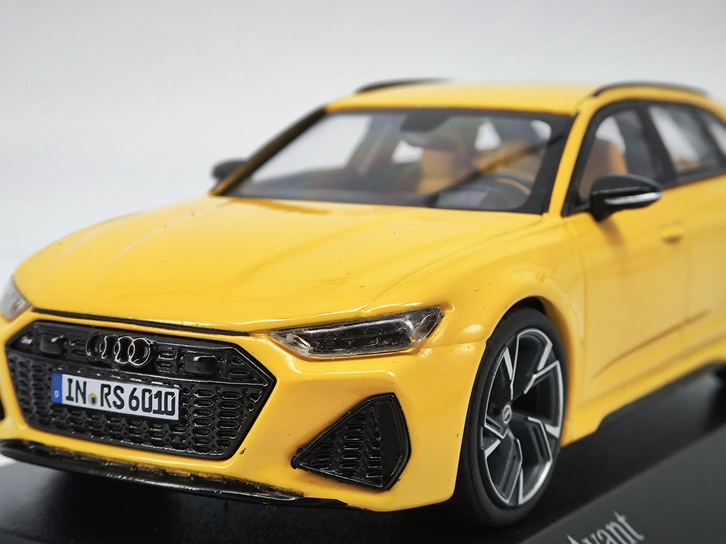 MINICHAMPS 1/43 Audi RS6 Alloy Enclosed Car Model Ornaments