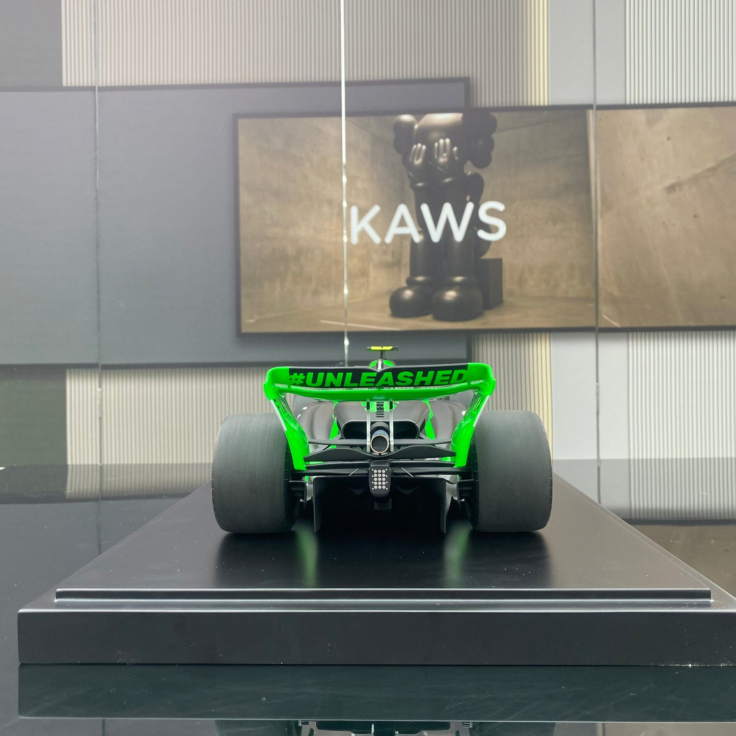 MINICHAMPS 1/12 STAKE F1 TEAMKICK SAUBER C44 Zhou Guanyu 2024 with stop sign black and green paint simulation car model