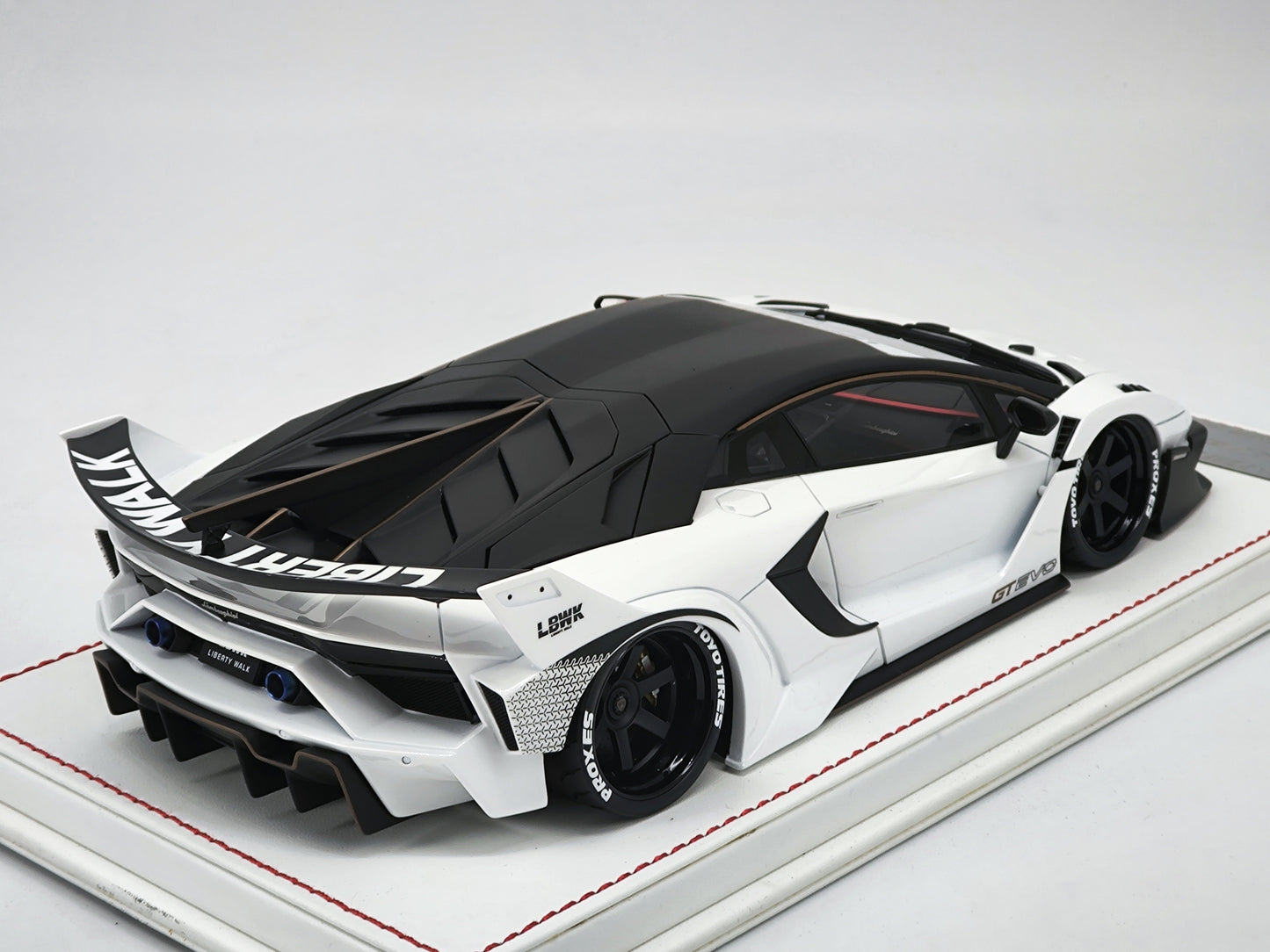 DG 1/18 Lamborghini 700GT EVO White Limited Edition Car Model Ornaments DG180223A