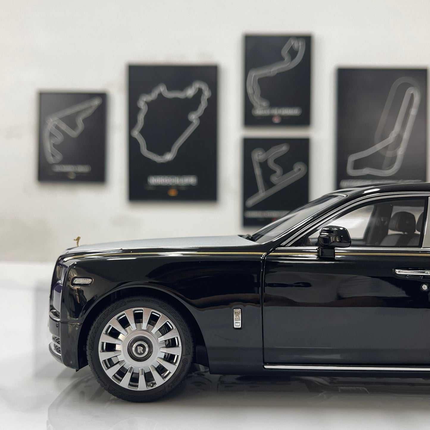 ZP 1/18 Rolls-Royce Phantom VIII (Gold Badge & Luggage Set Edition) – Pearl Black / Silver Roof (ZP115)