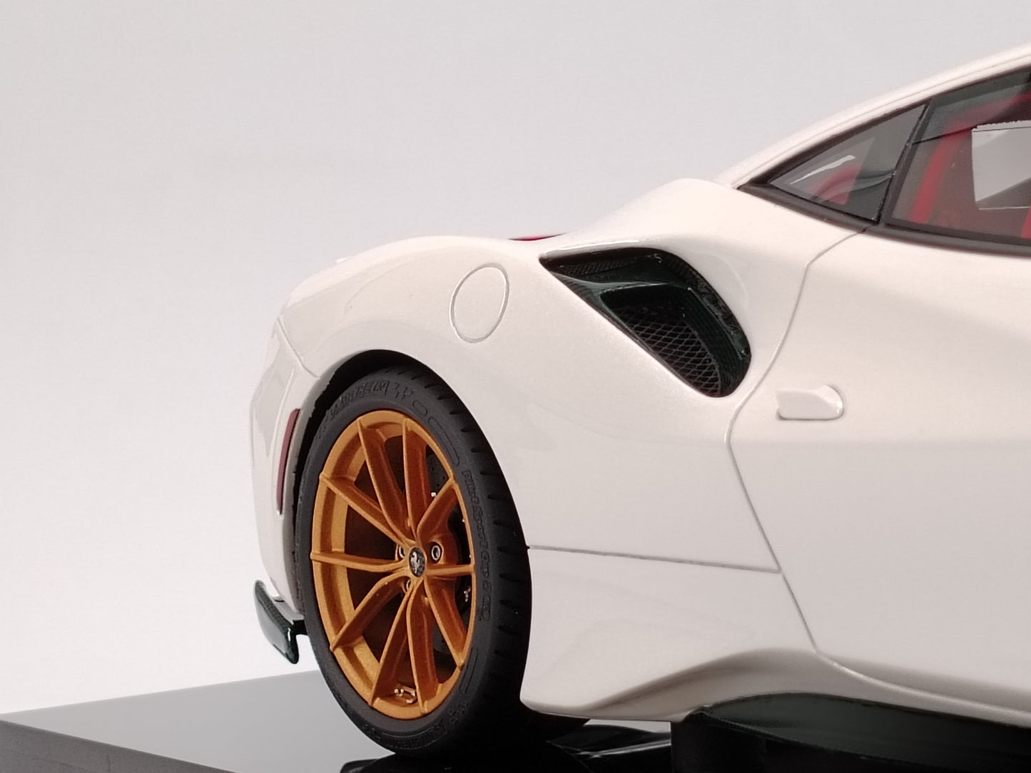 Amalgam 1/18 Ferrari 488 PISTA Gucci White Limited Edition Model Car Ornament