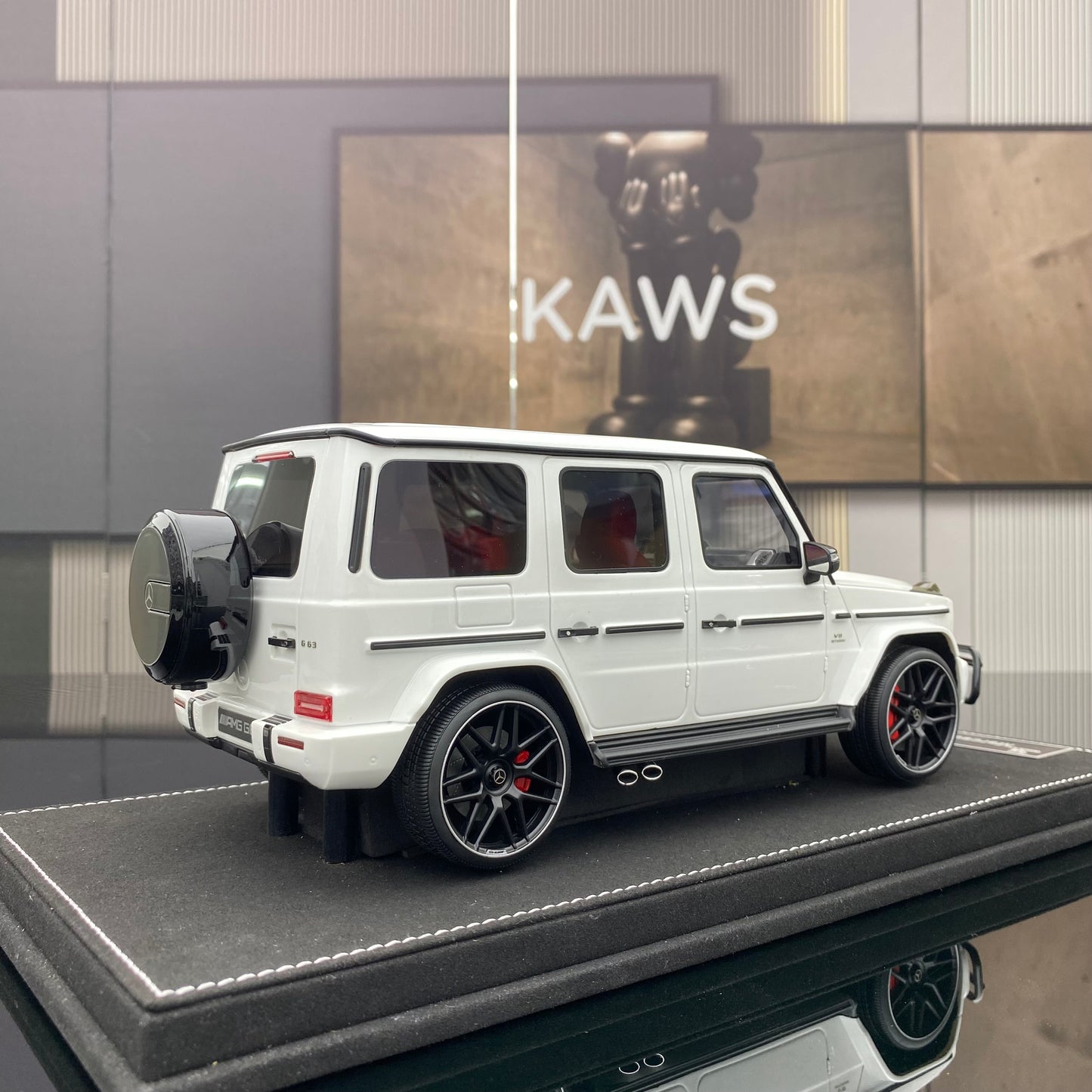 VEHICLE Art 1/18 Mercedes-Benz G63 White Limited Edition Car Model Ornament