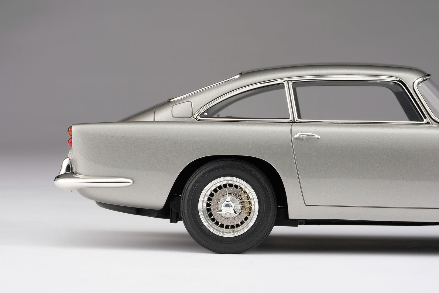 Amalgam 1/18 Aston Martin DB5 high-end limited edition simulation car model