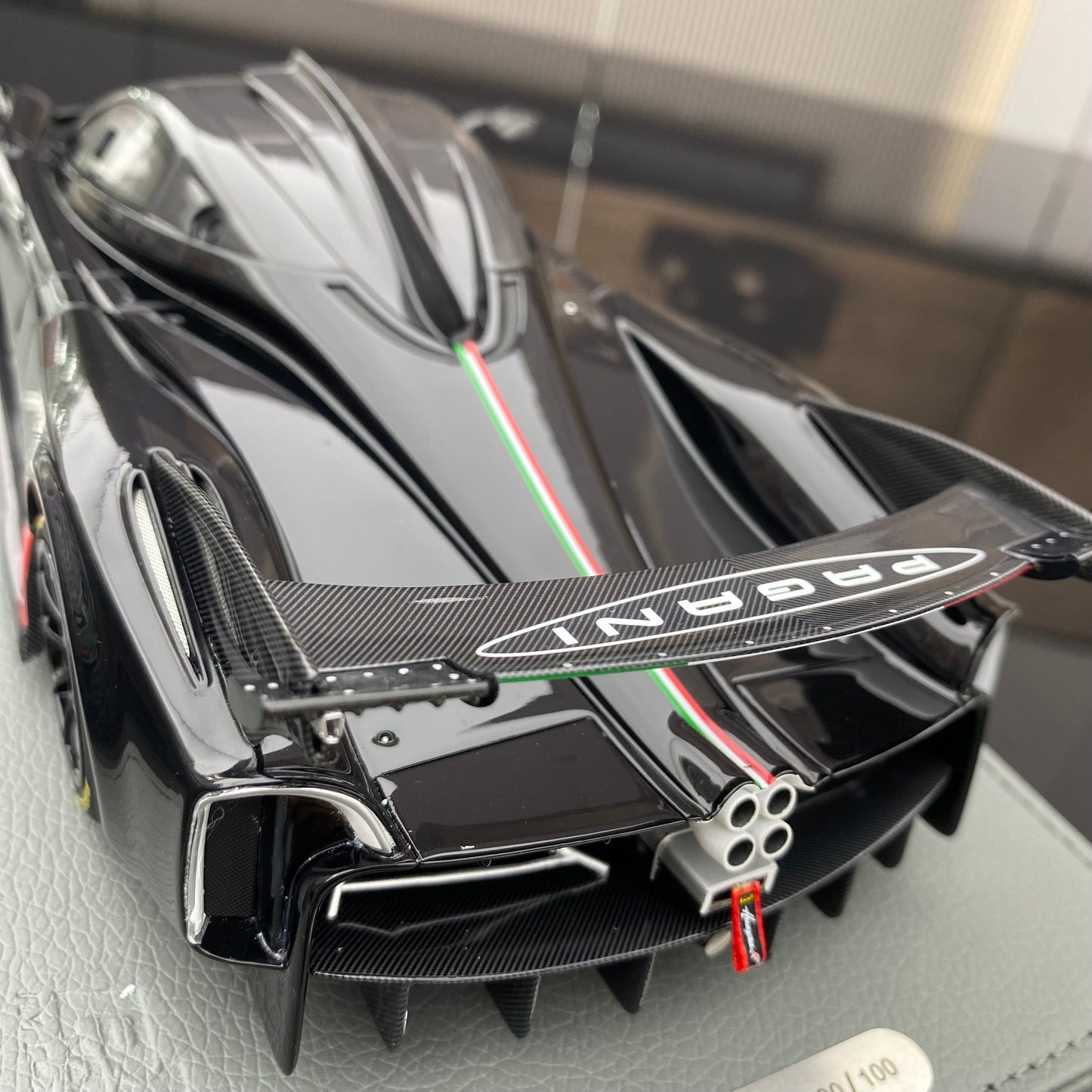 BBR 1/18 Pagani Huayra R gloss black/Italian flag limited edition car model
