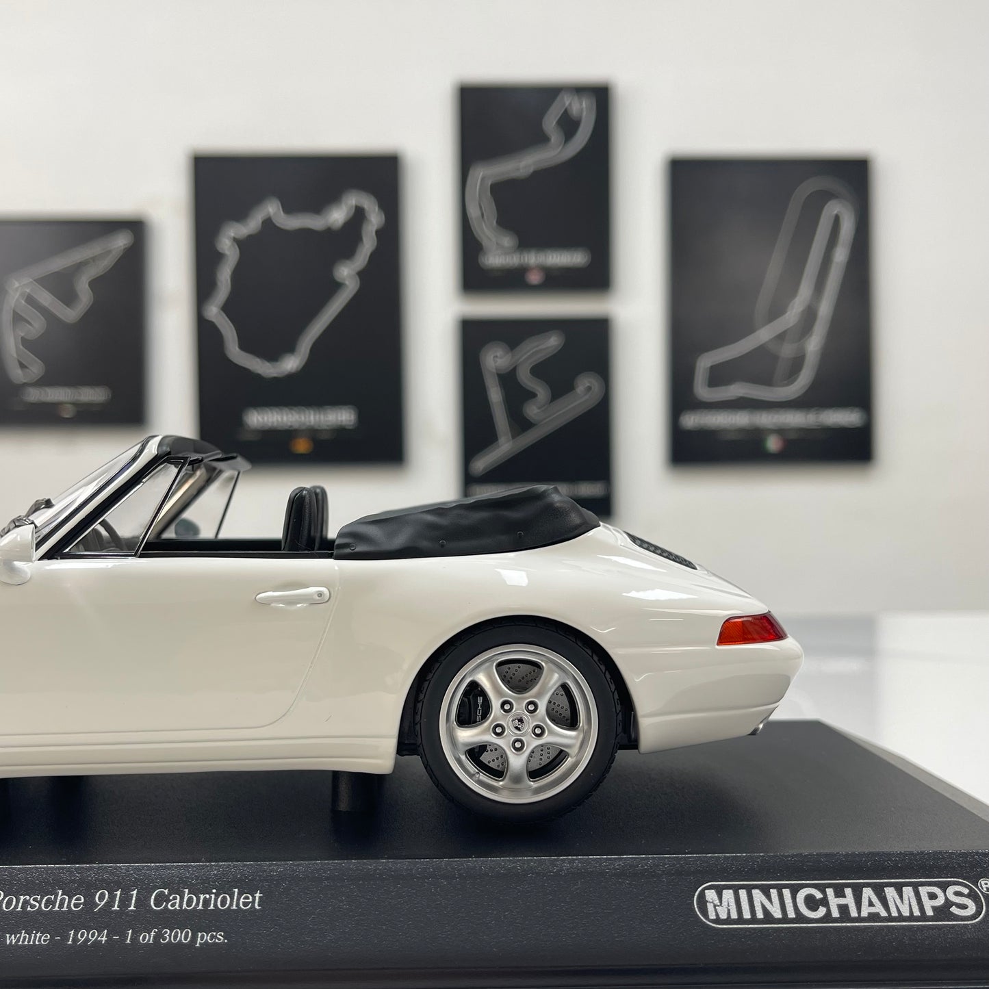 MINICHAMPS 1/18 Porsche 911 (993) Cabriolet White 155061131