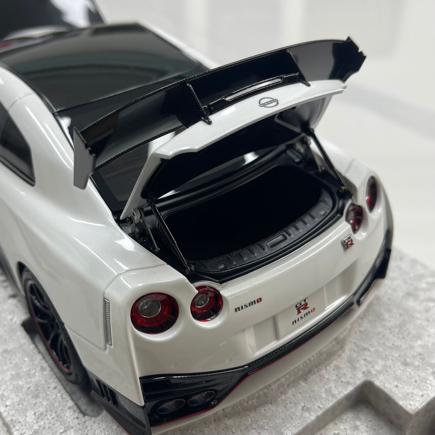 MOTORHELIX 1/18 Nissan GT-R NISMO (R35) Special Edition 2022 Brilliant Pearl White MH378