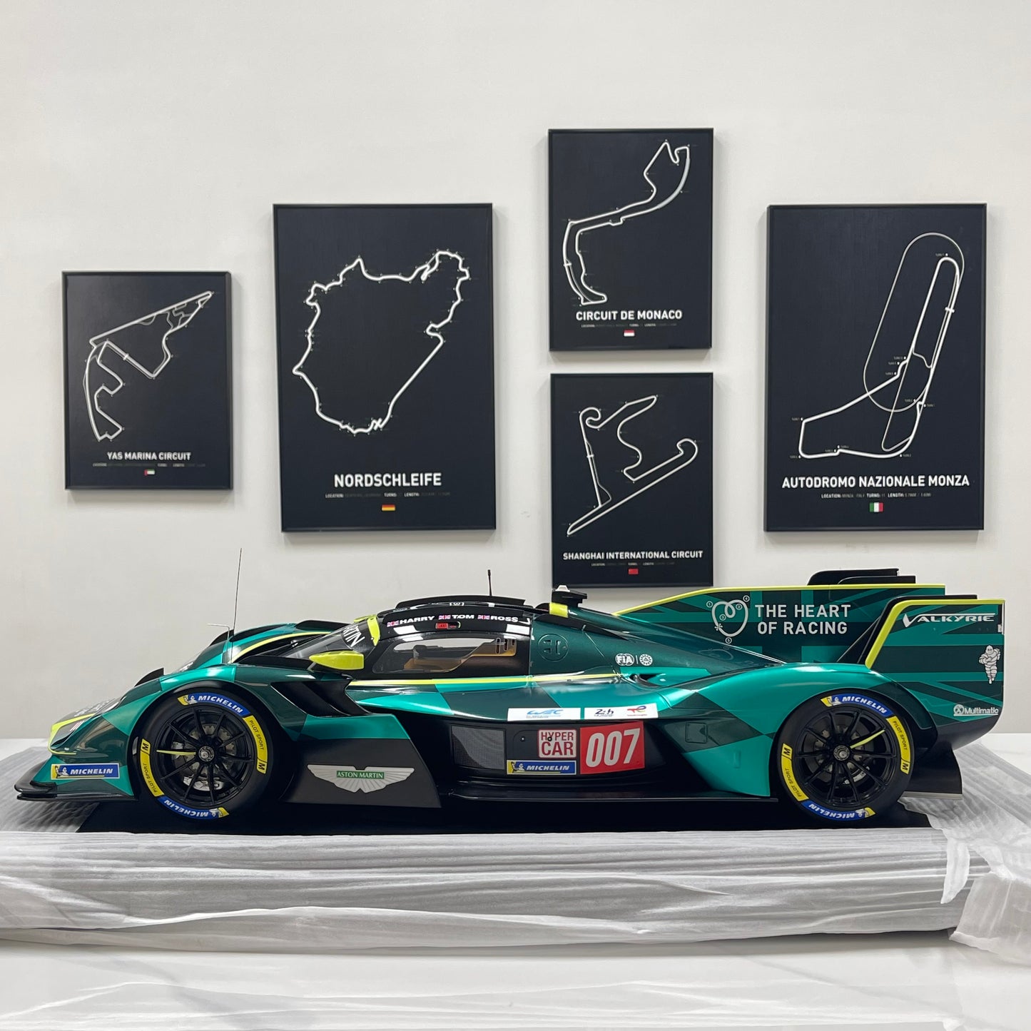 Spark 1/8 Aston Martin VALKYRIE NO.007 Black and Green Livery 08S003