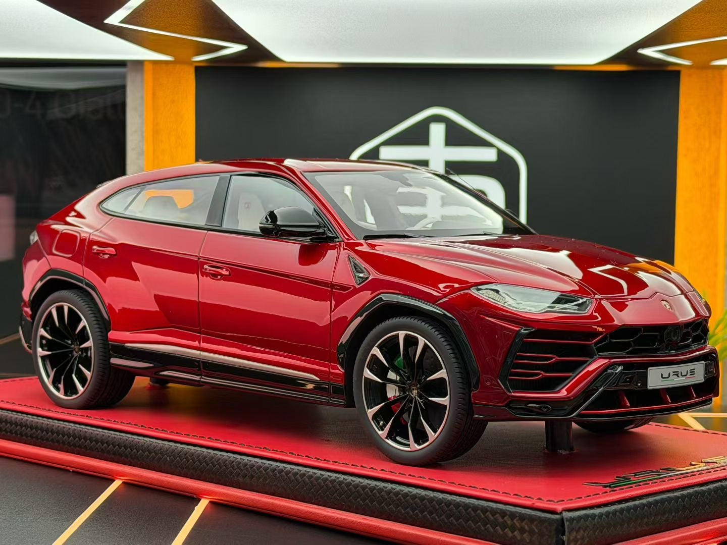 MR 1:18 Lamborghini URUS 02/05 DDJ039