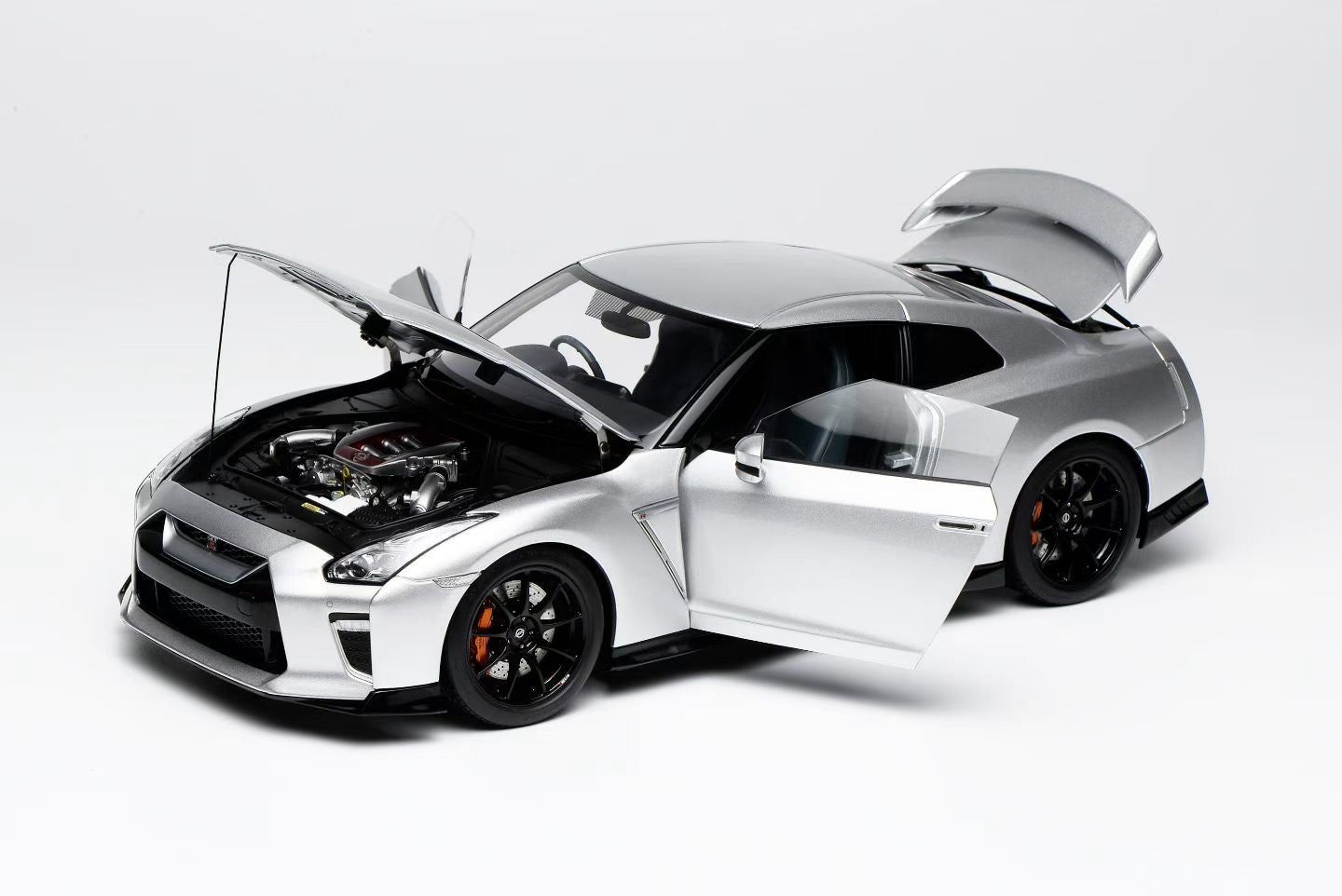 MOTORHELIX 1/18 Nissan GTR R35 Alloy Diecast Car Model