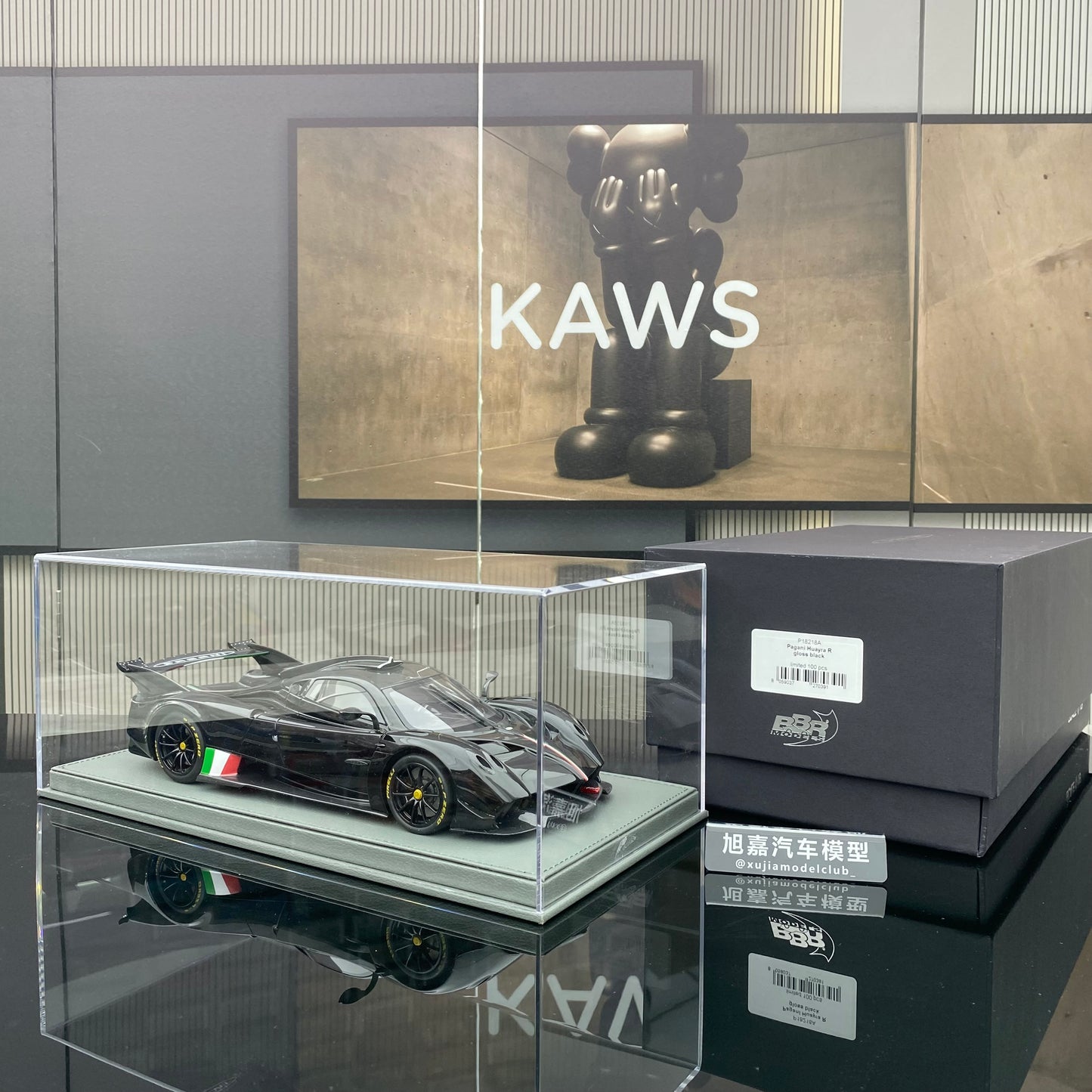 BBR 1/18 Pagani Huayra R gloss black/Italian flag limited edition car model