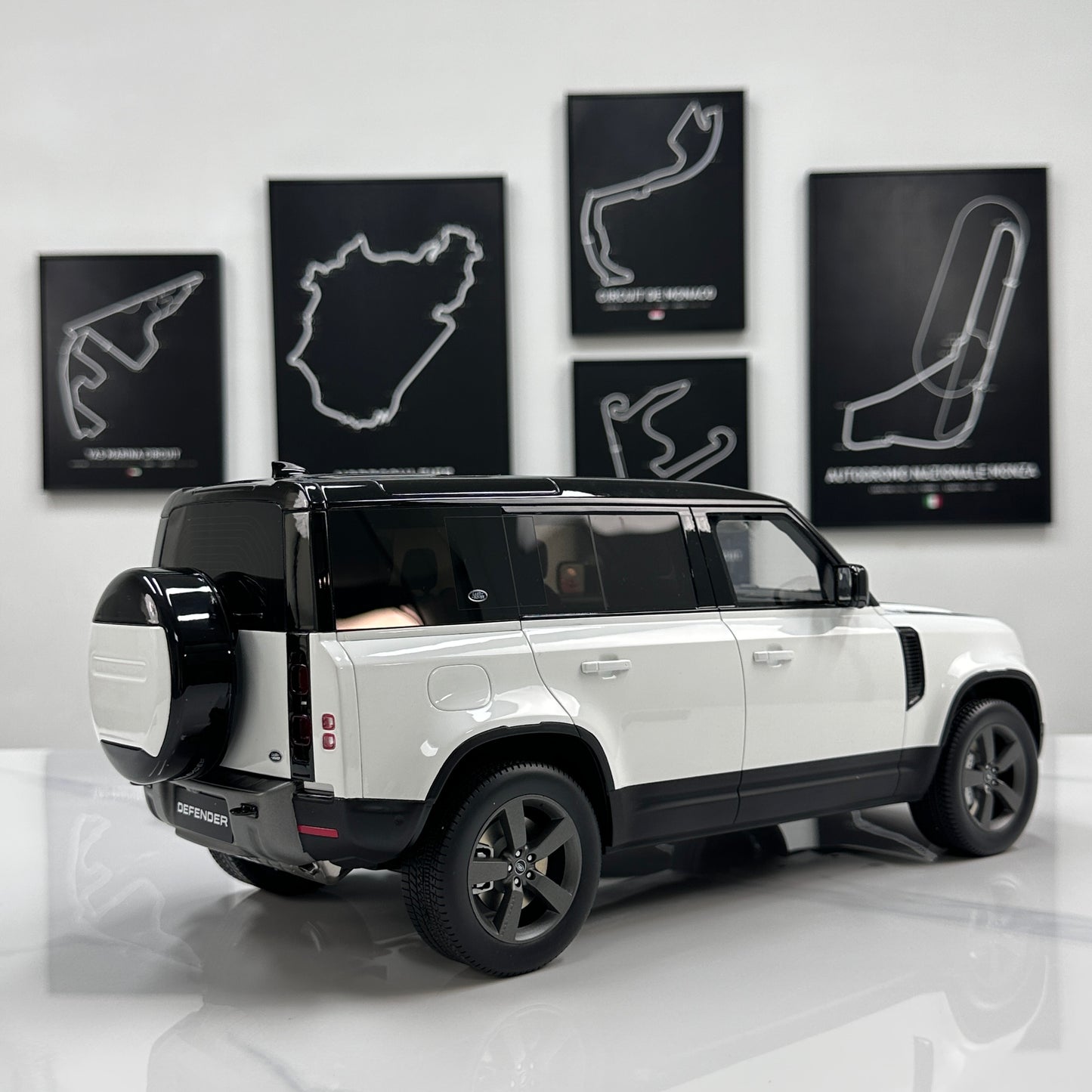 GT Spirit 1/12 Land Rover DEFENDER 110 P400X White GT554
