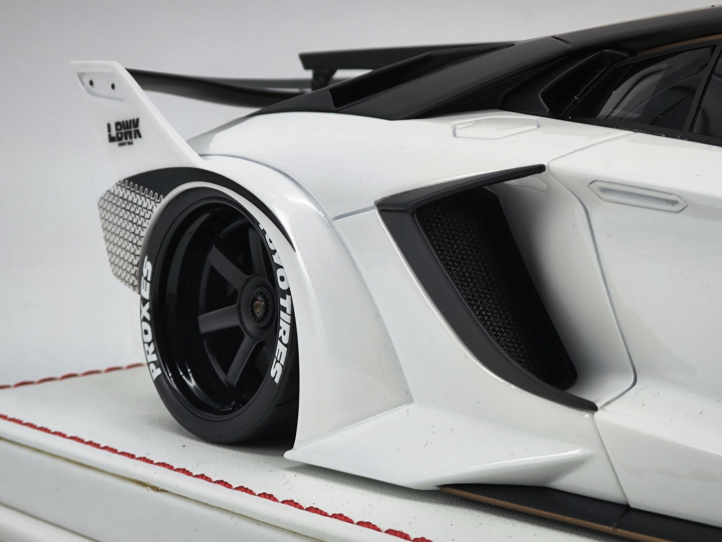 DG 1/18 Lamborghini 700GT EVO White Limited Edition Car Model Ornaments DG180223A